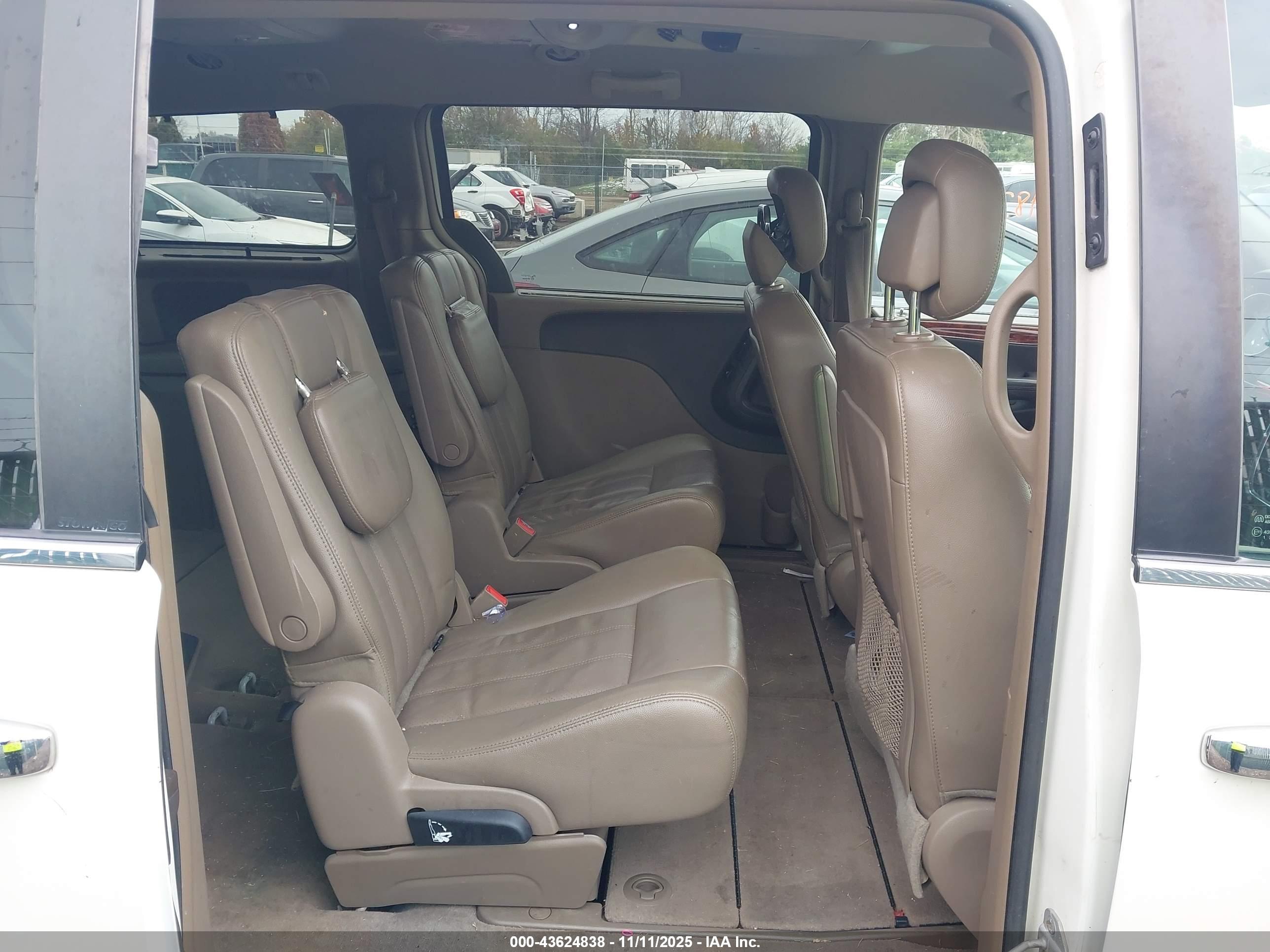 CHRYSLER TOWN image 8