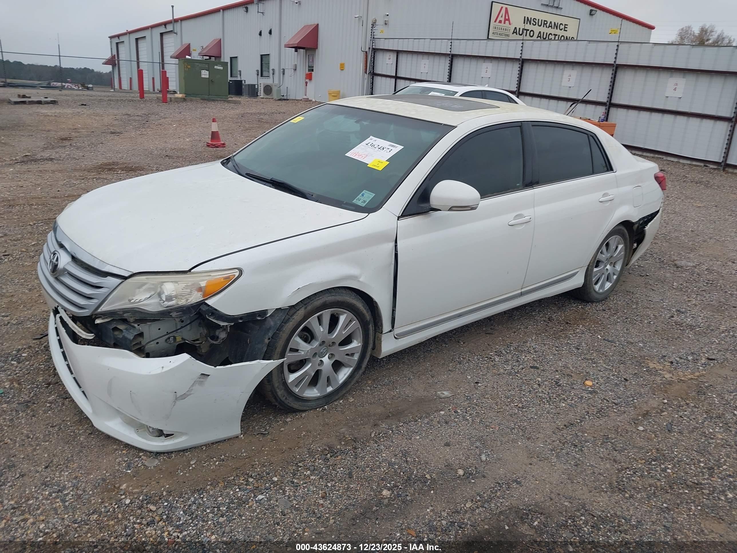 TOYOTA AVALON image 2