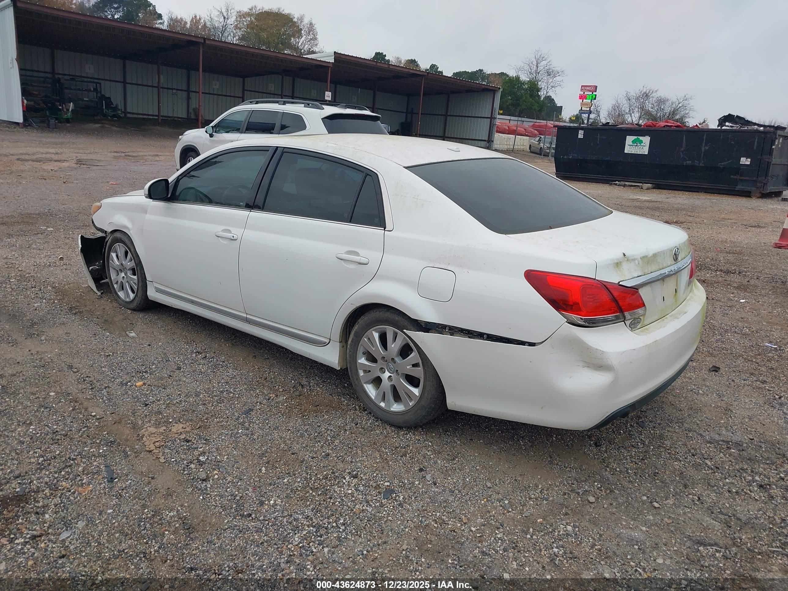 TOYOTA AVALON image 3