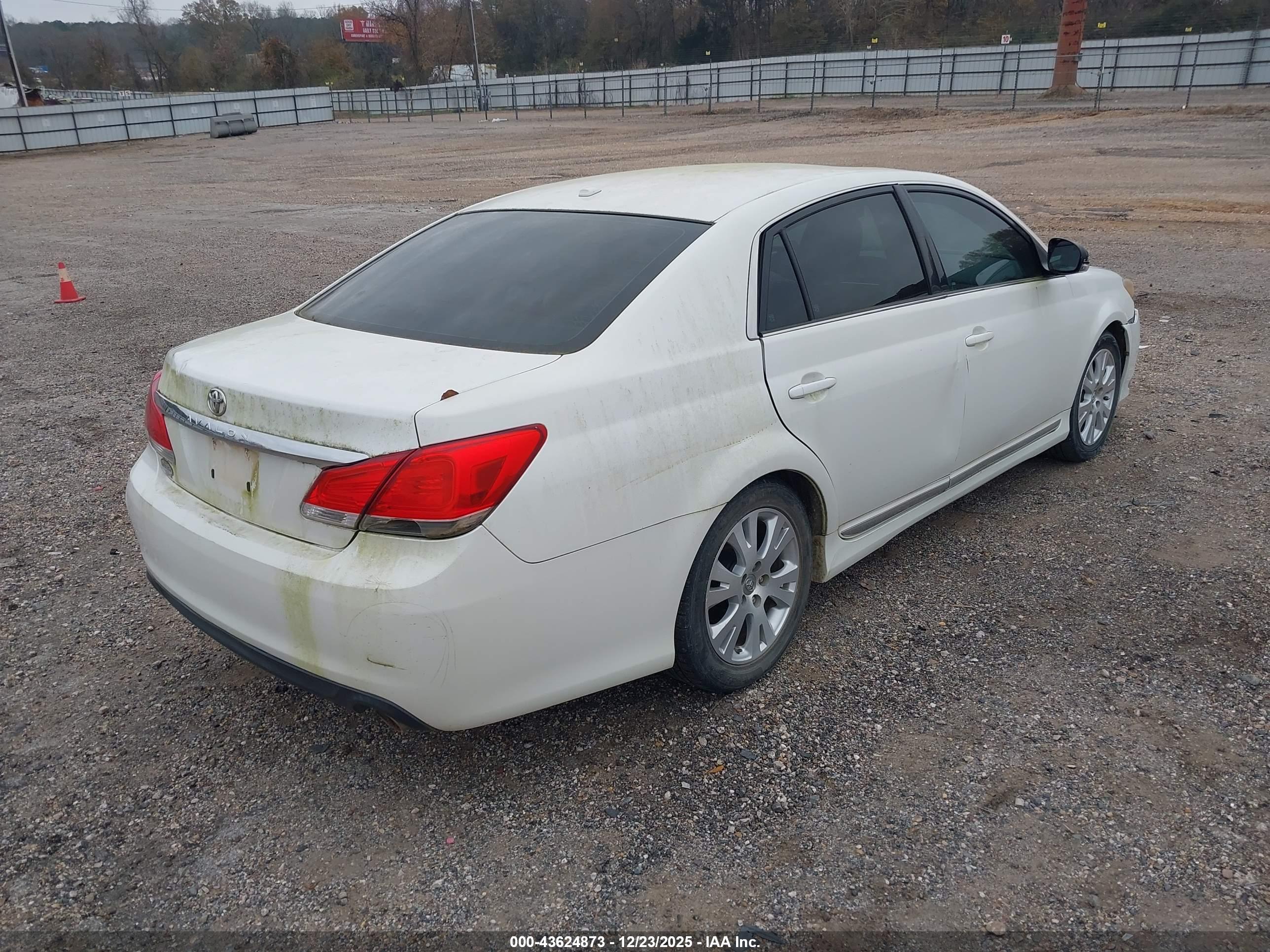 TOYOTA AVALON image 4