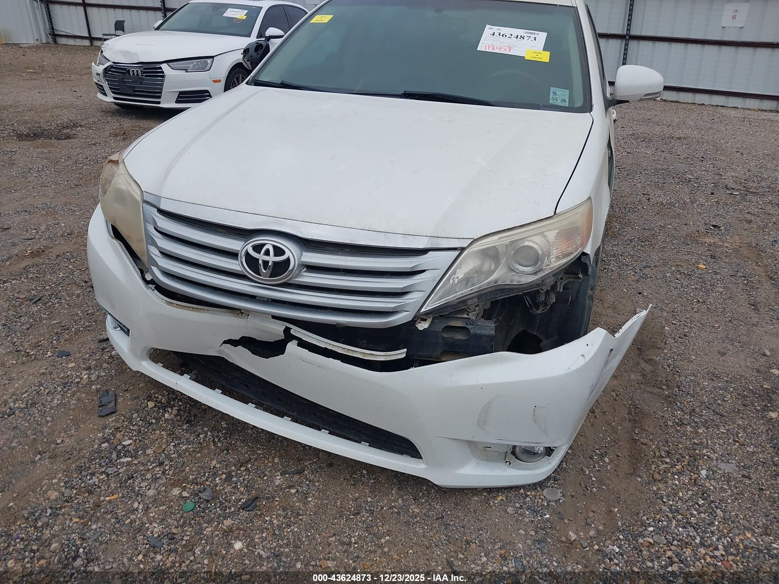 TOYOTA AVALON image 6