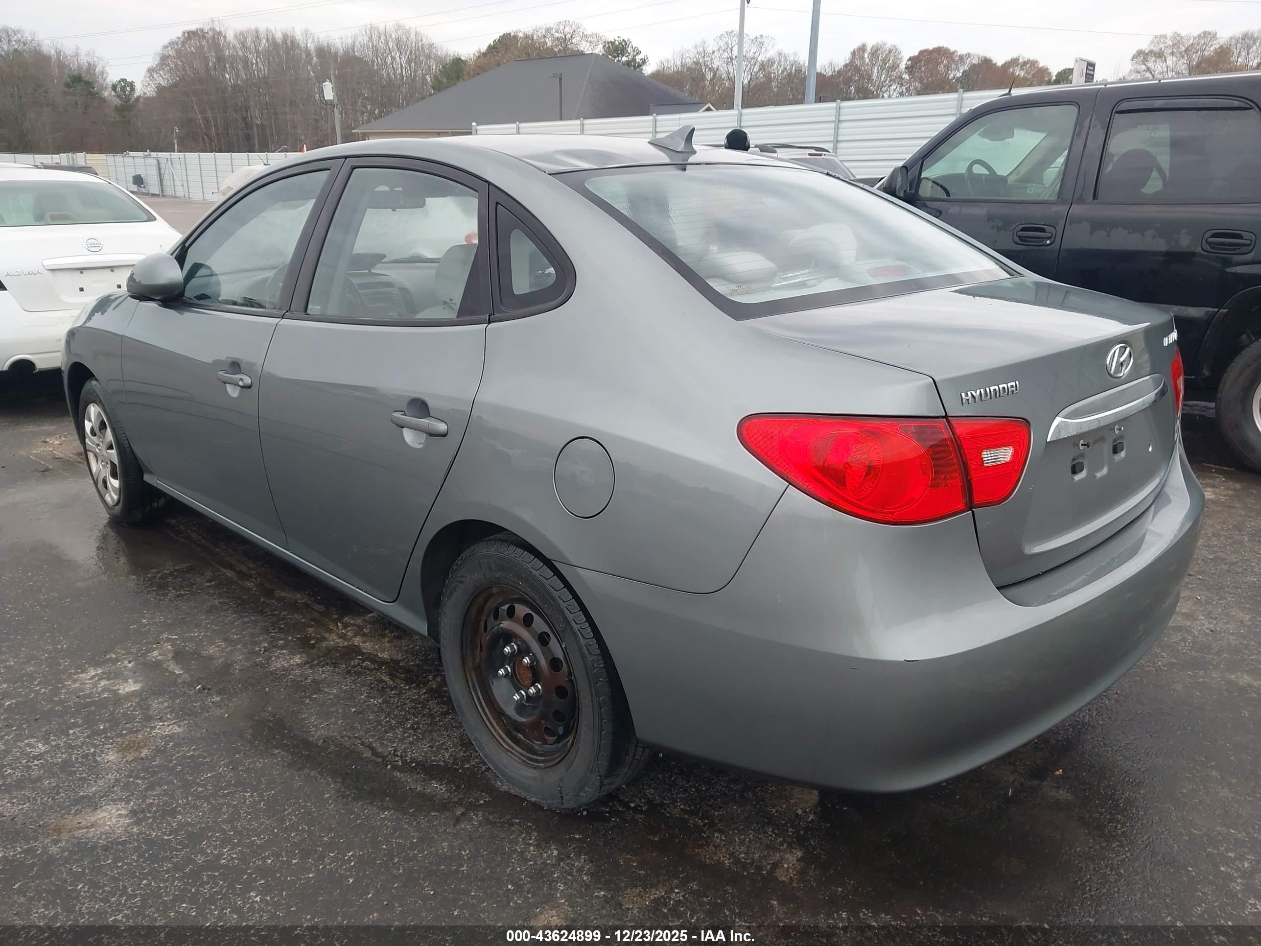 HYUNDAI ELANTRA image 3