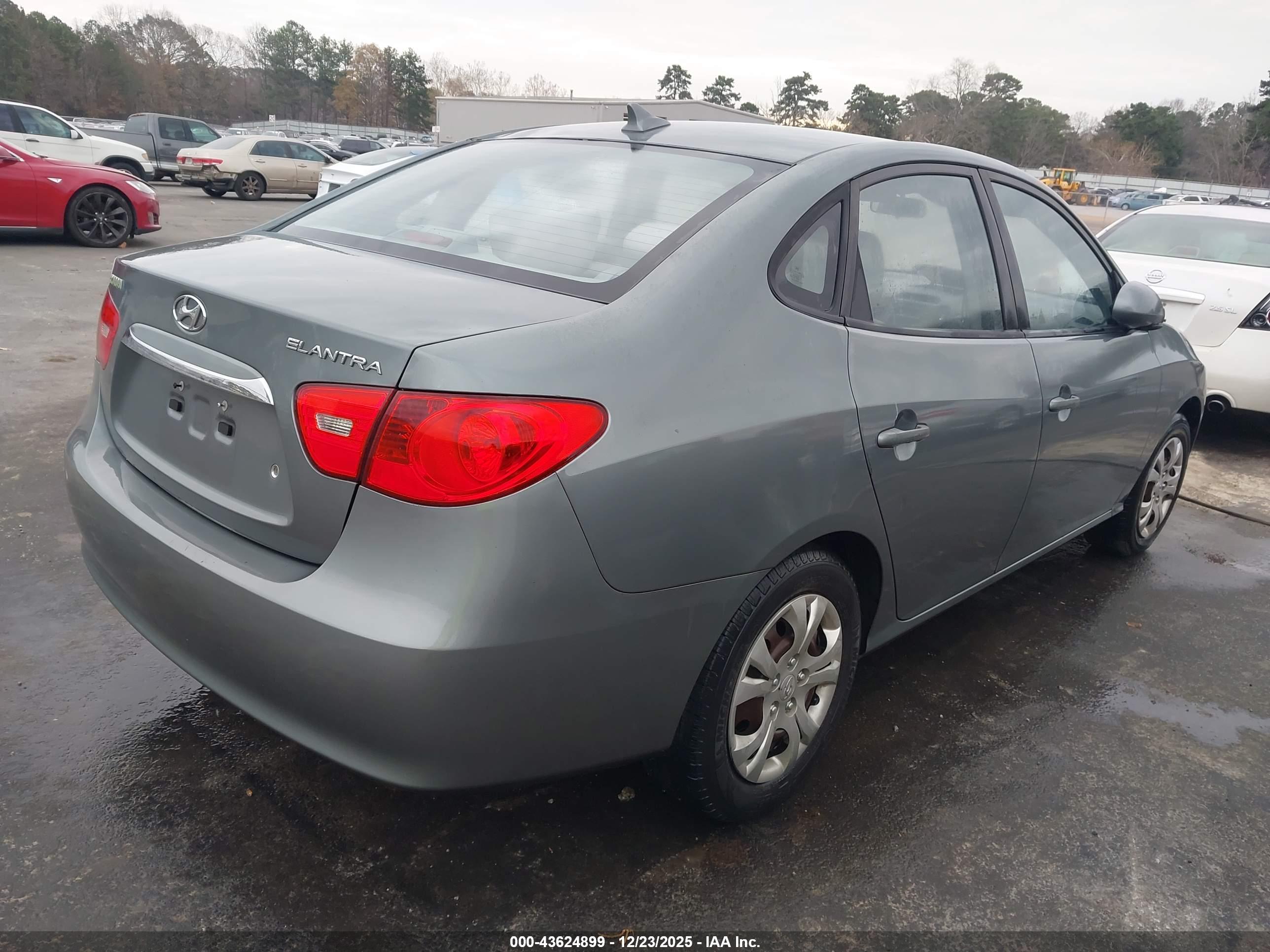 HYUNDAI ELANTRA image 4