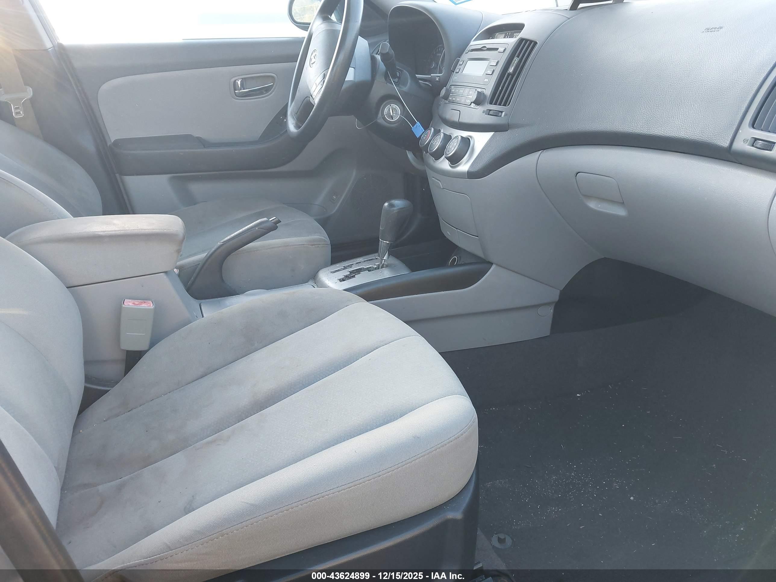 HYUNDAI ELANTRA image 5