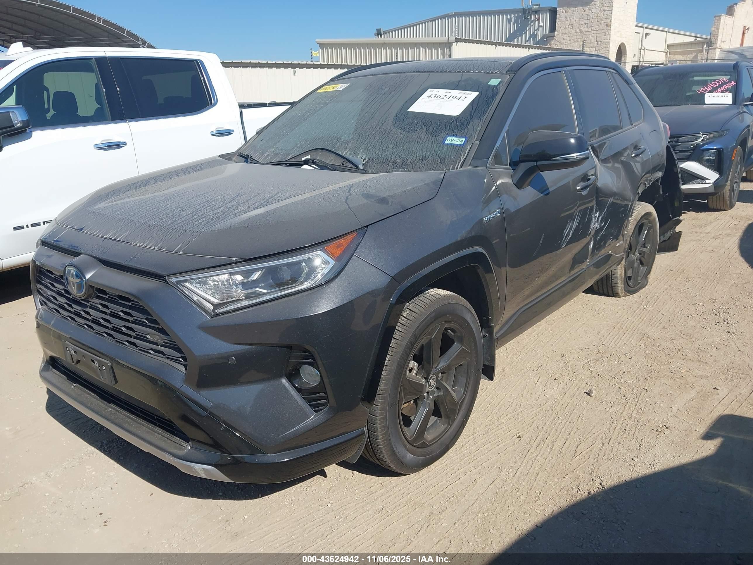 TOYOTA RAV4 image 2