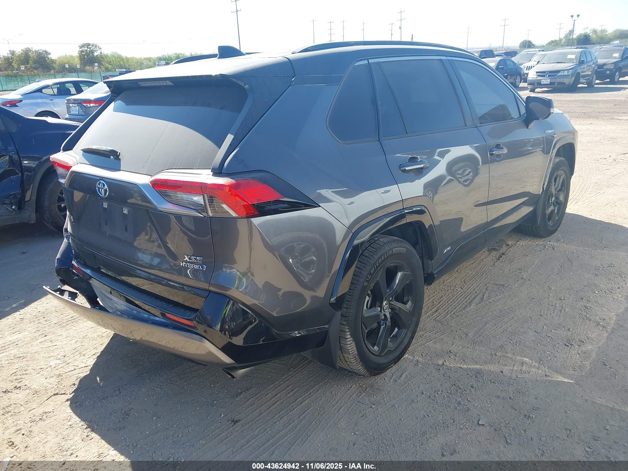 TOYOTA RAV4 image 4