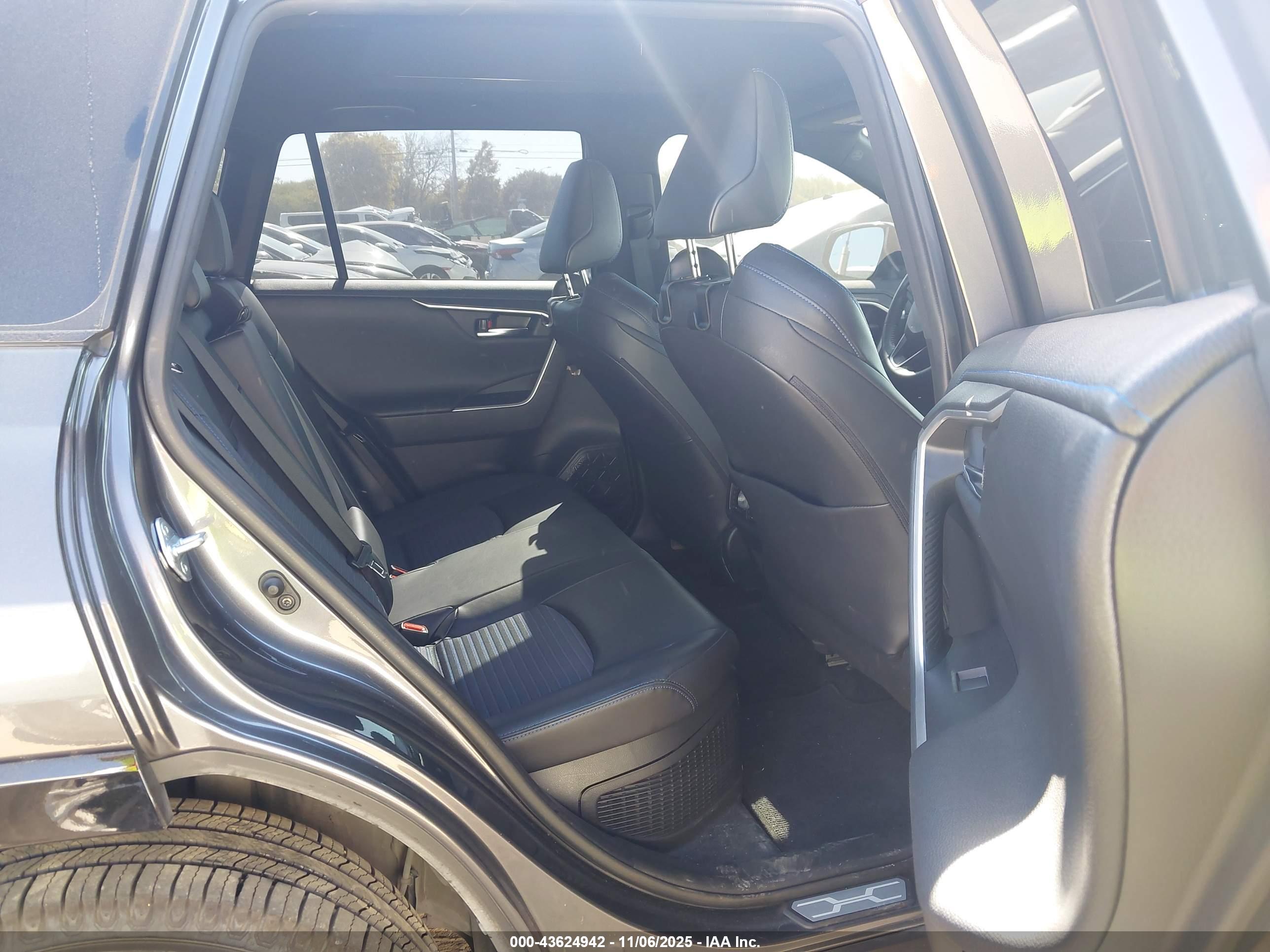 TOYOTA RAV4 image 8