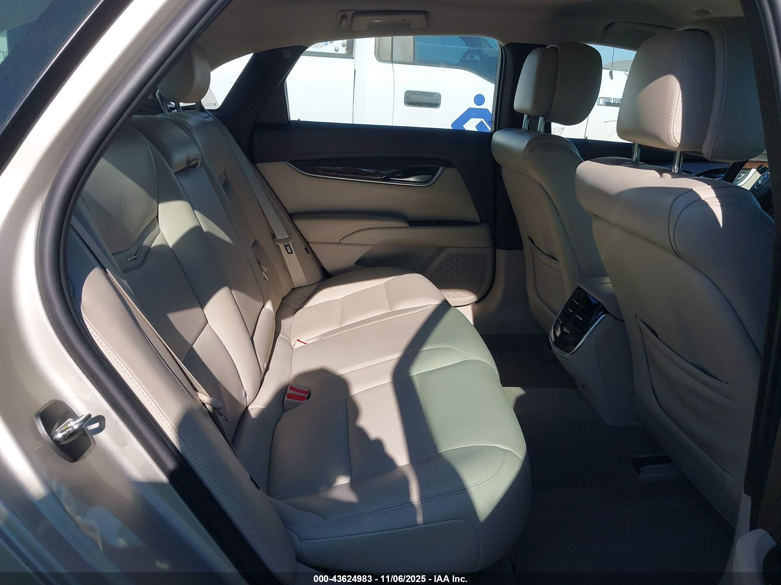 CADILLAC XTS image 8