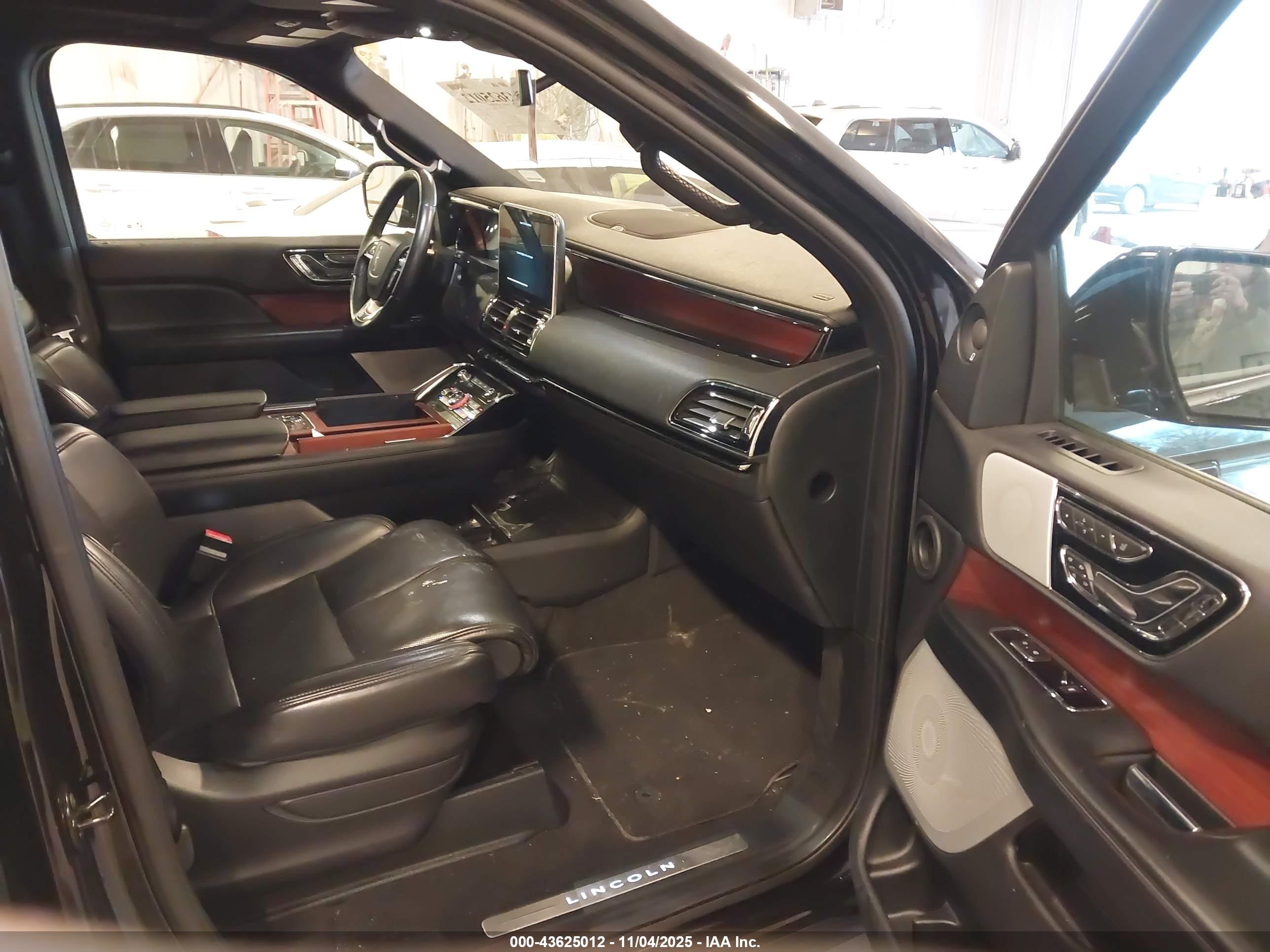 LINCOLN NAVIGATOR image 5