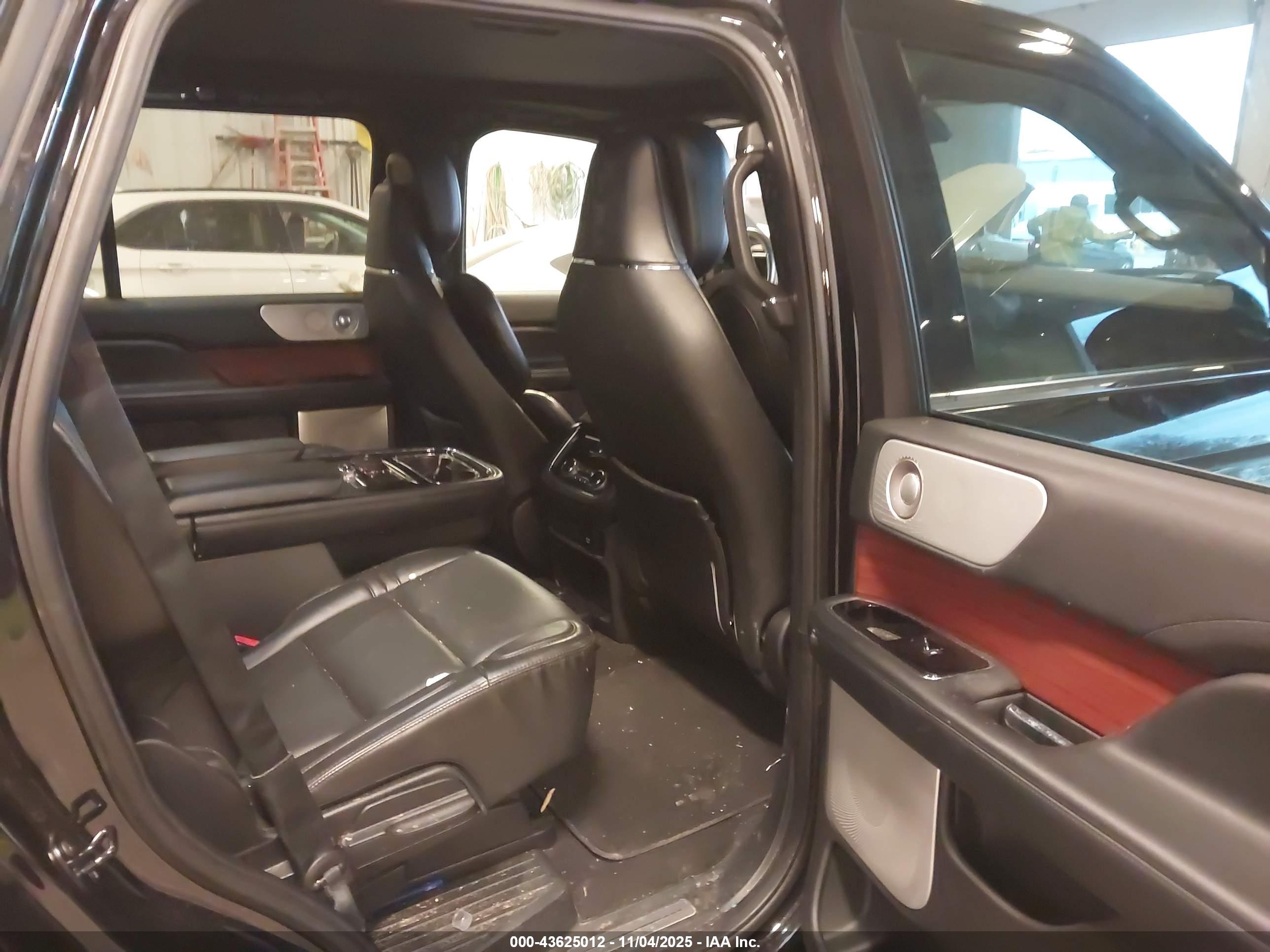 LINCOLN NAVIGATOR image 8