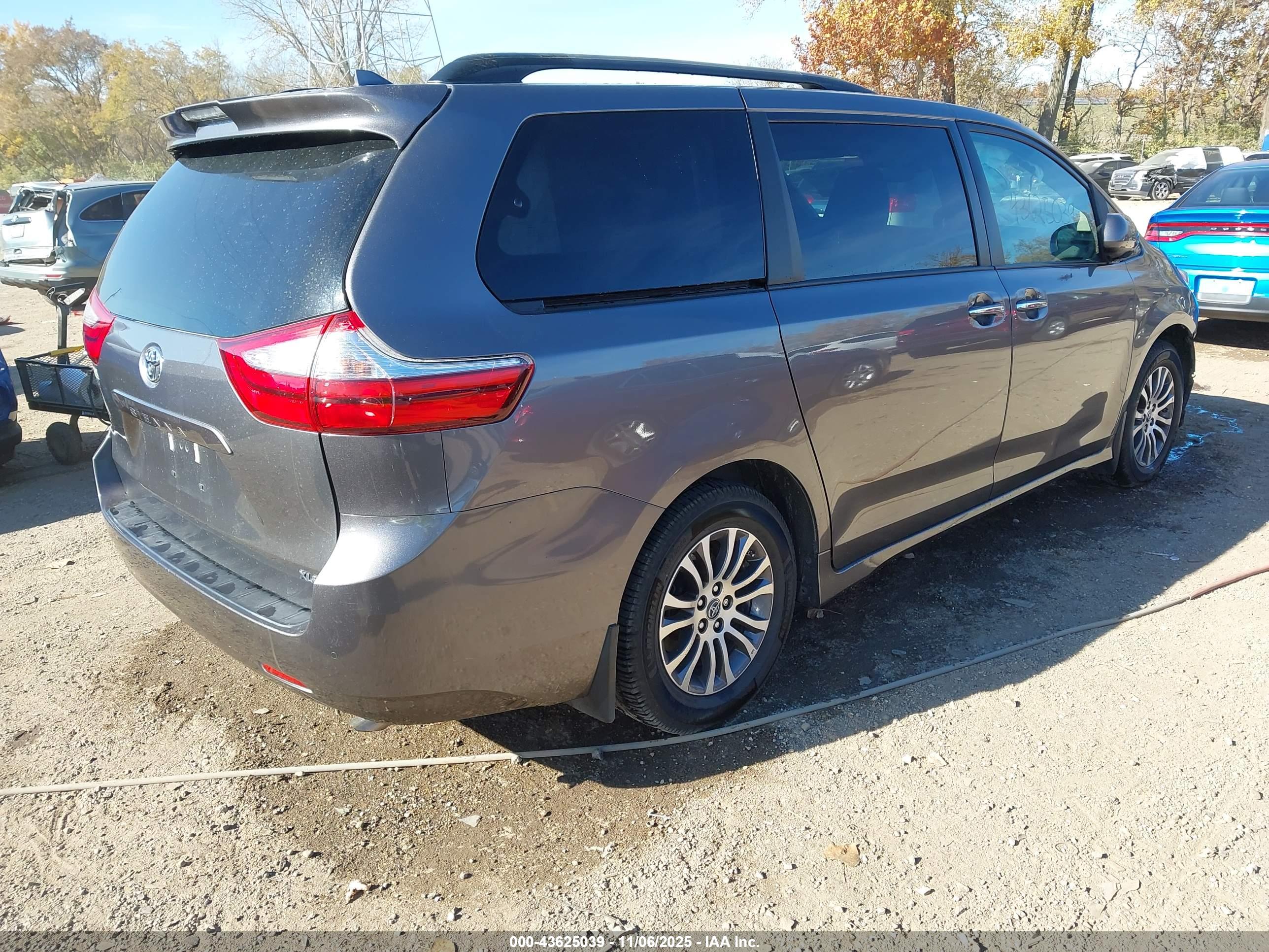 TOYOTA SIENNA image 4
