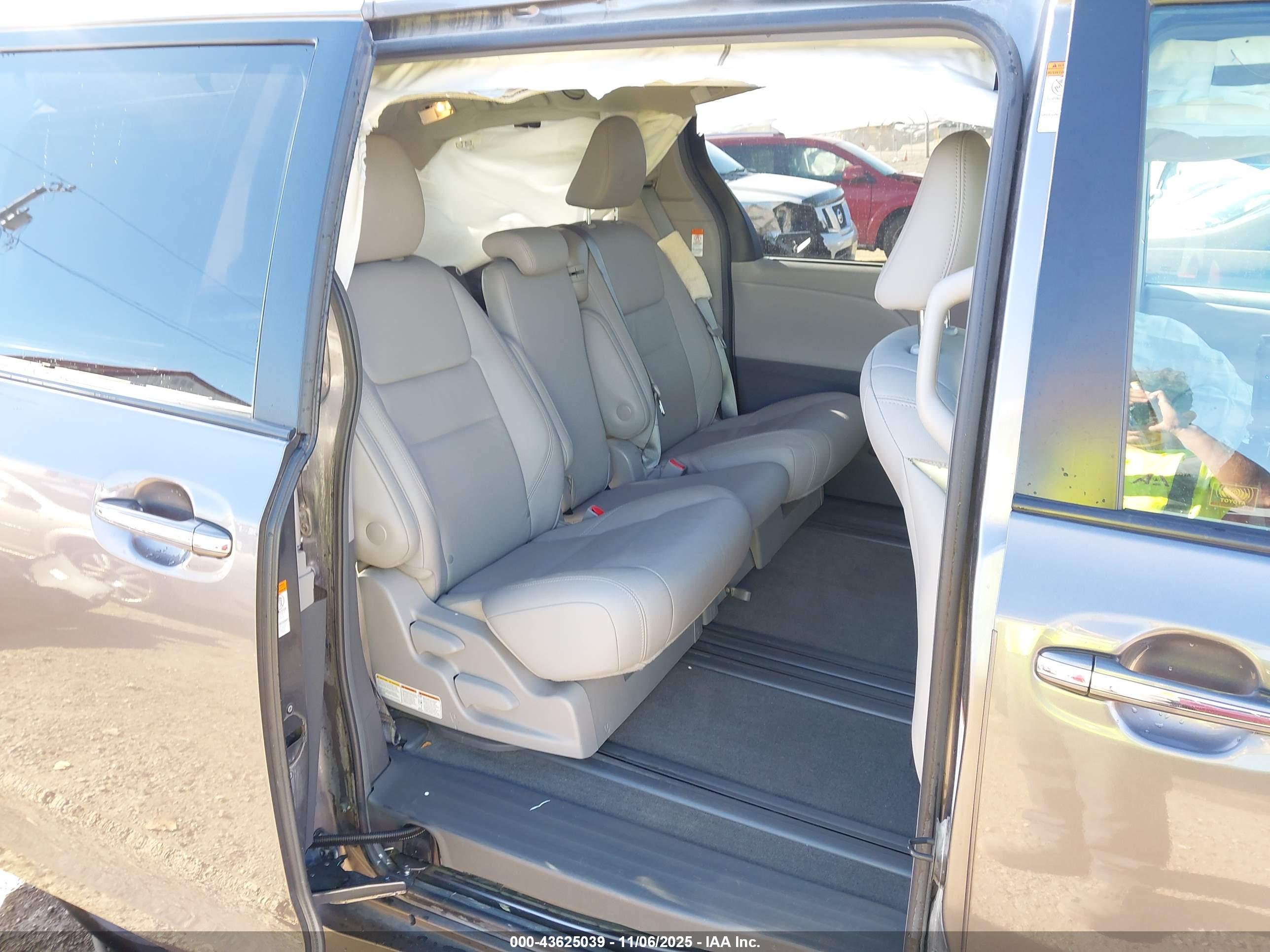 TOYOTA SIENNA image 8