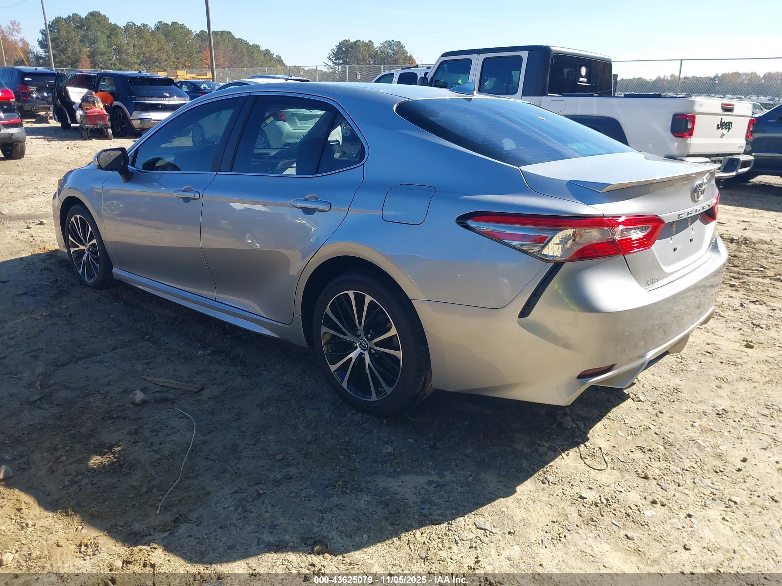 TOYOTA CAMRY image 3