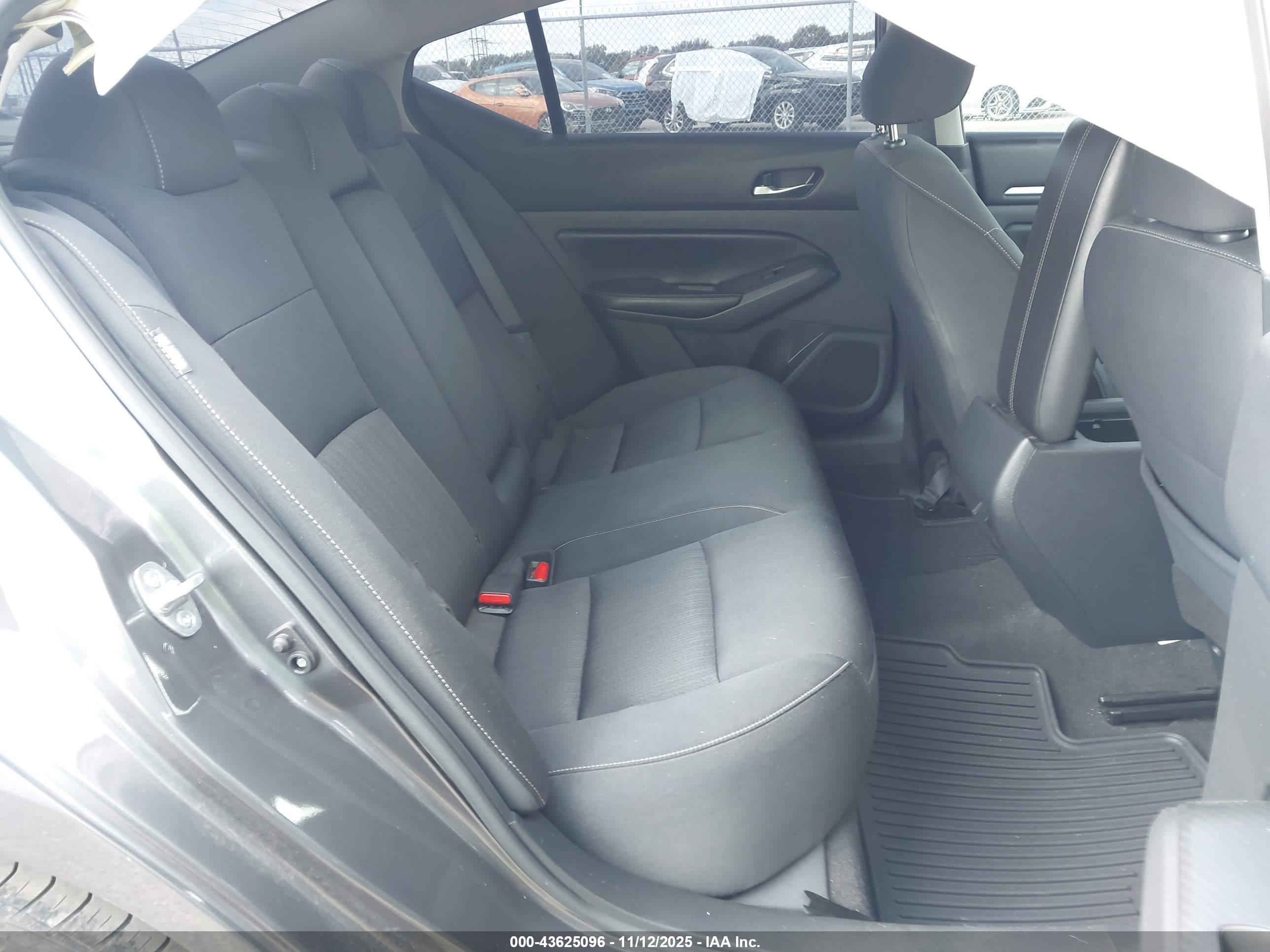 NISSAN ALTIMA image 8