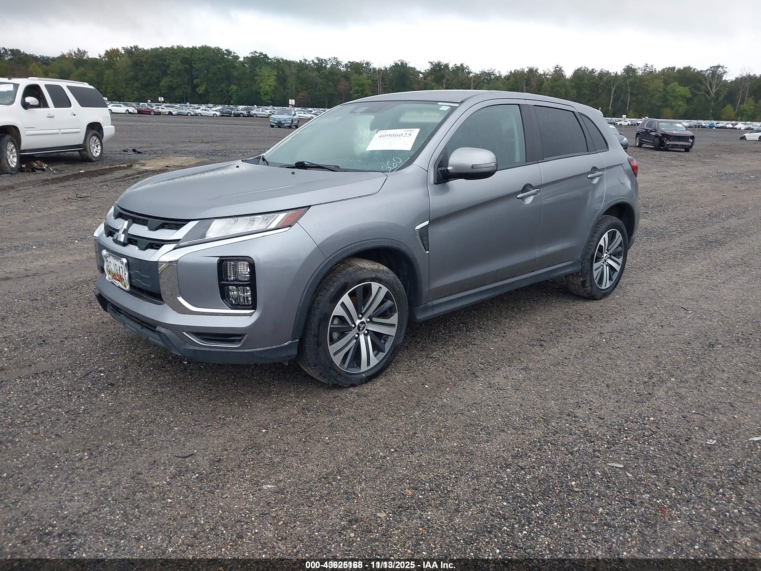 MITSUBISHI OUTLANDER image 2