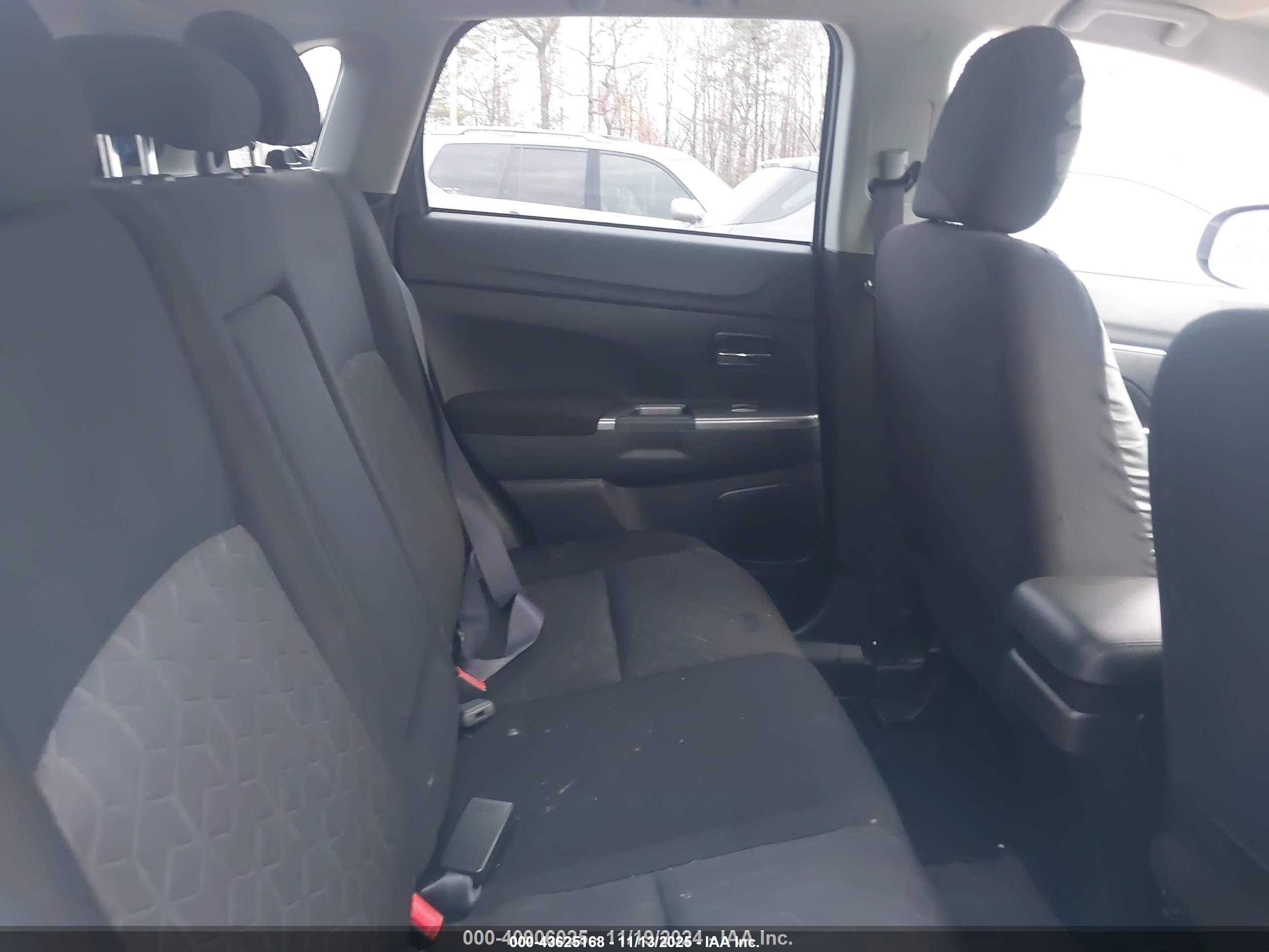 MITSUBISHI OUTLANDER image 8