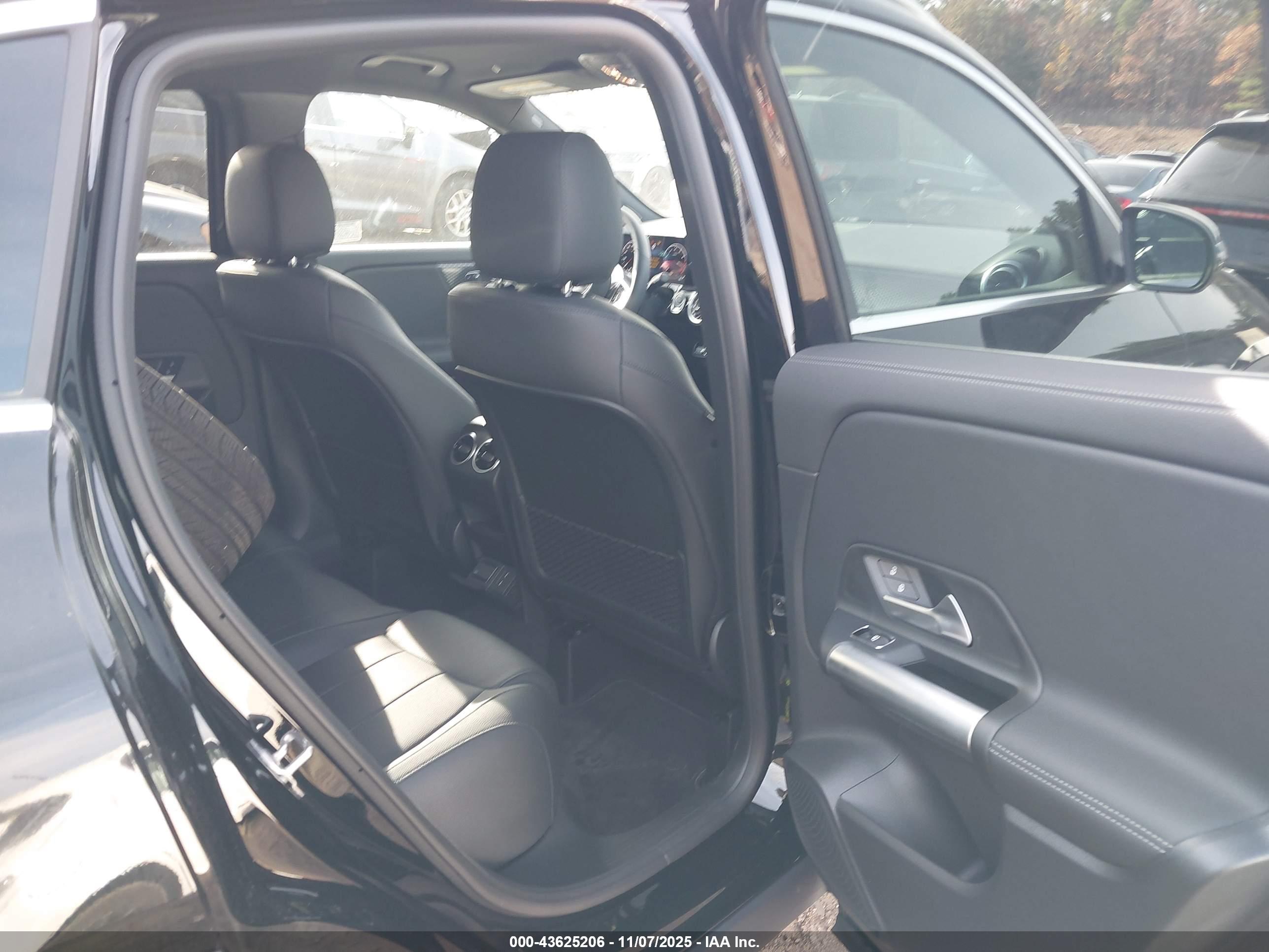 MERCEDES-BENZ GLA image 8