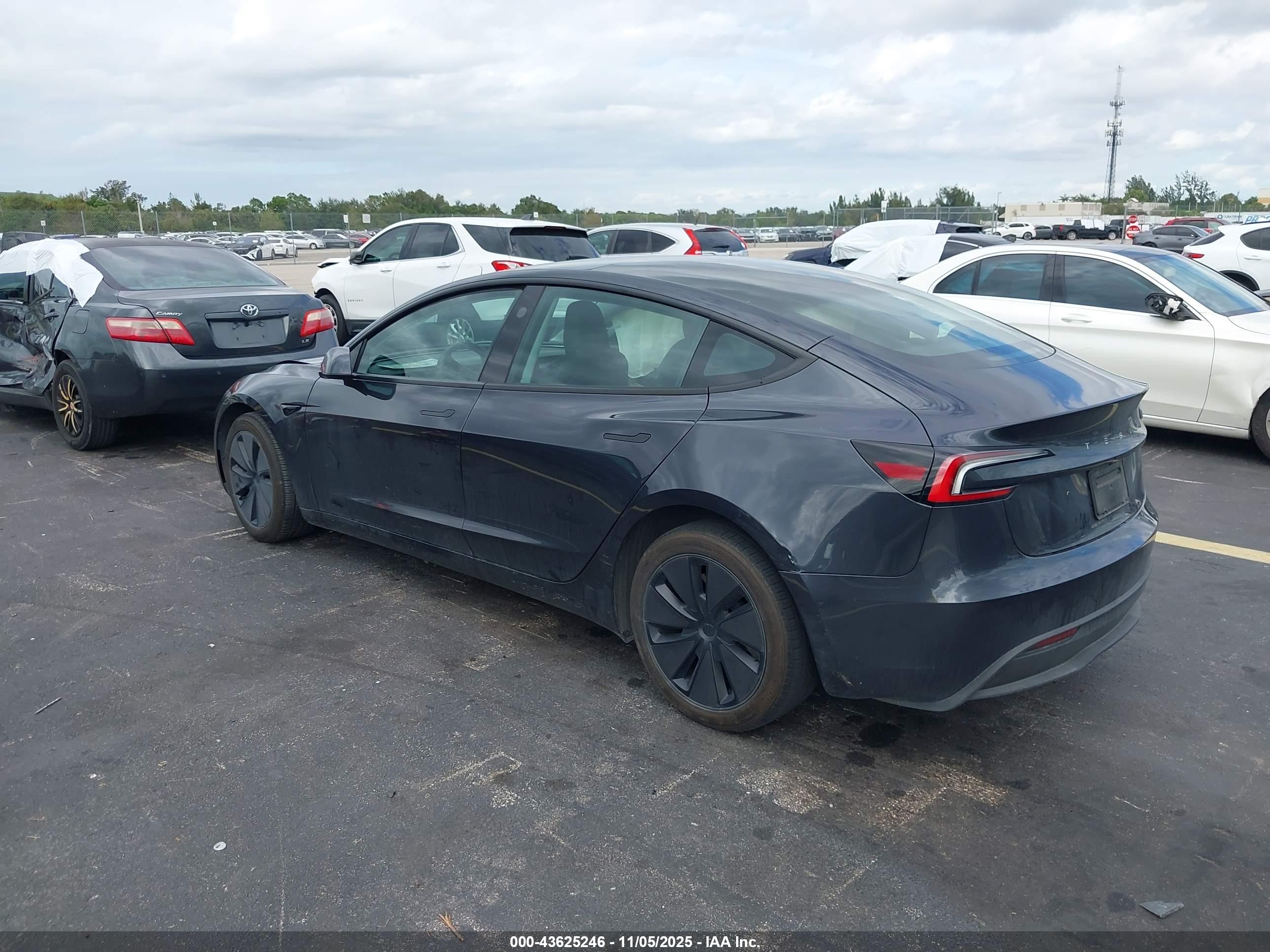 TESLA MODEL image 3
