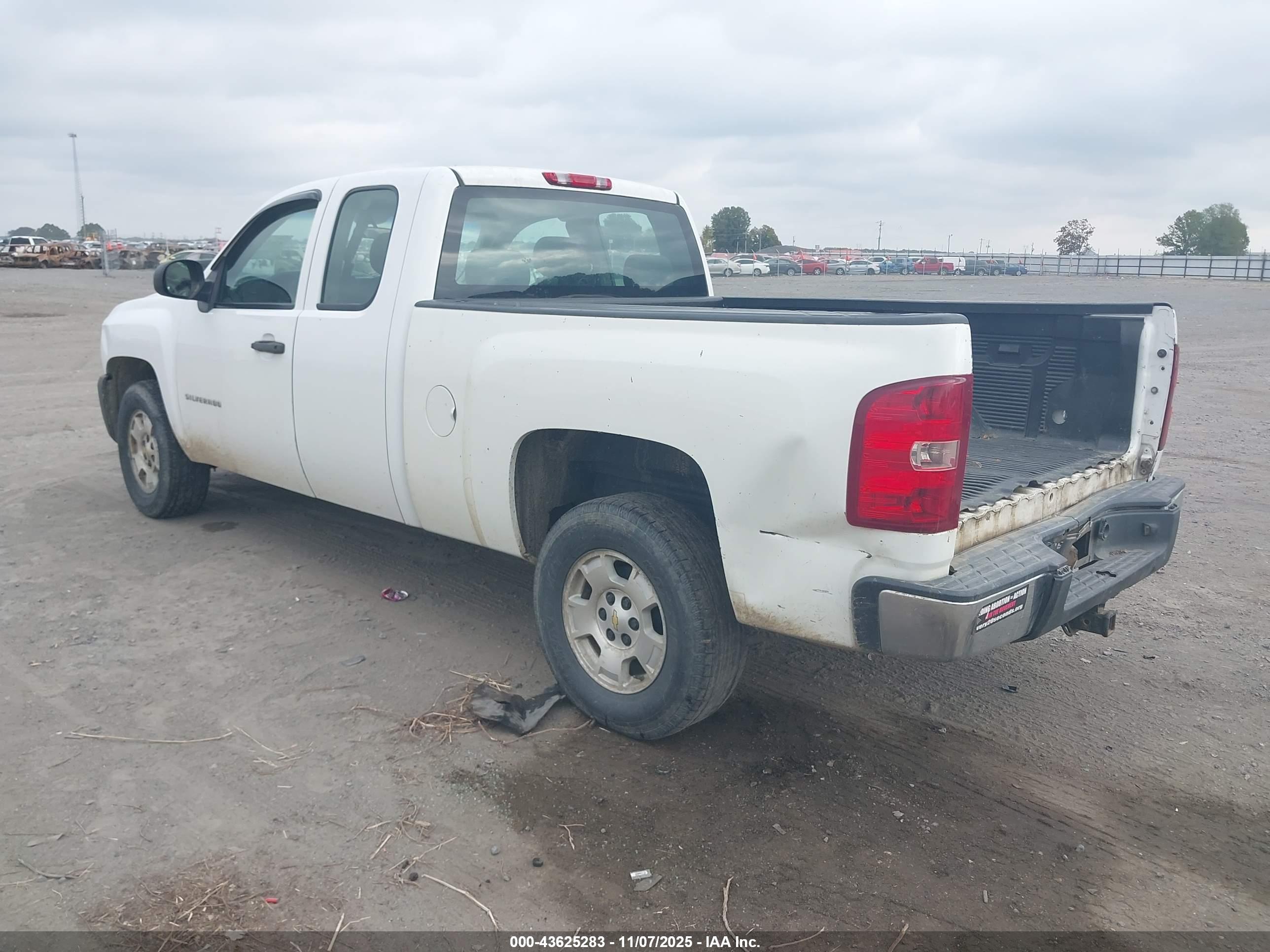 CHEVROLET SILVERADO image 3