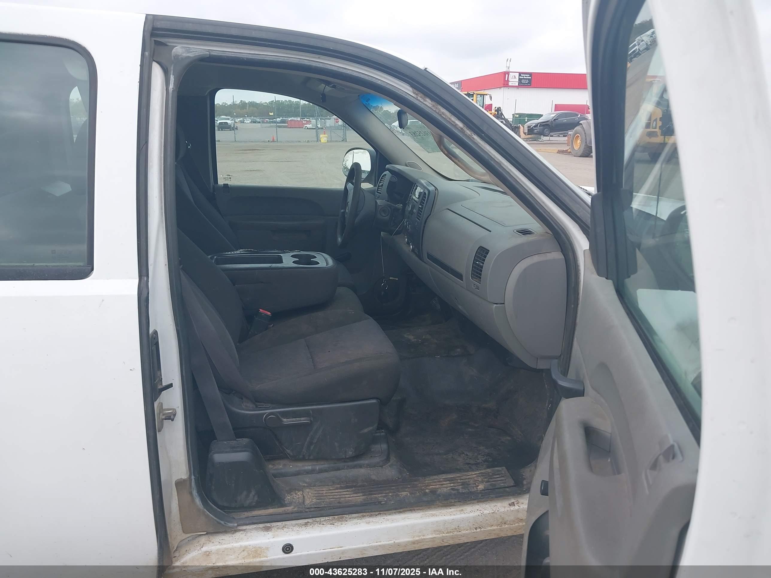 CHEVROLET SILVERADO image 5