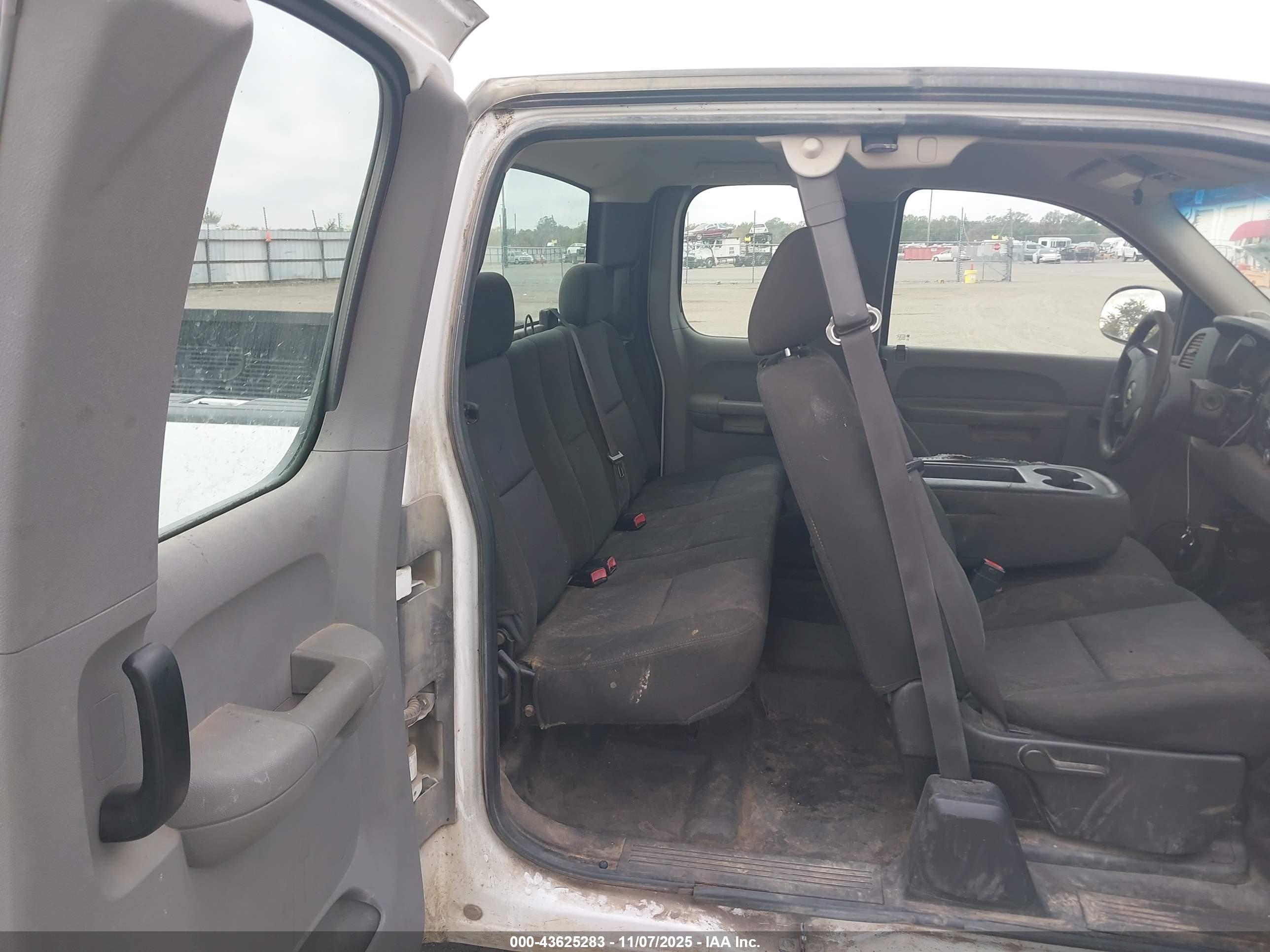 CHEVROLET SILVERADO image 8