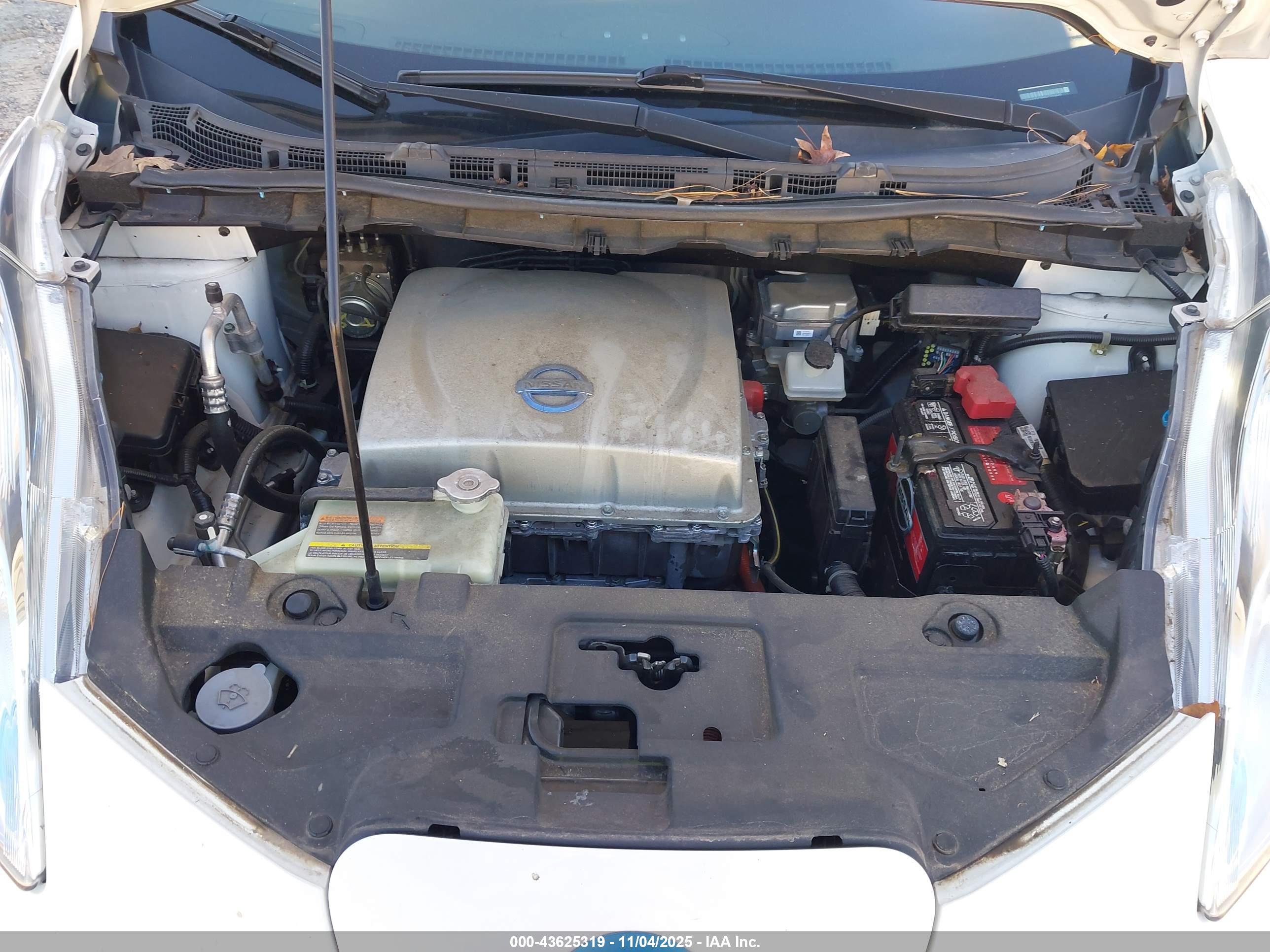 NISSAN LEAF image 10