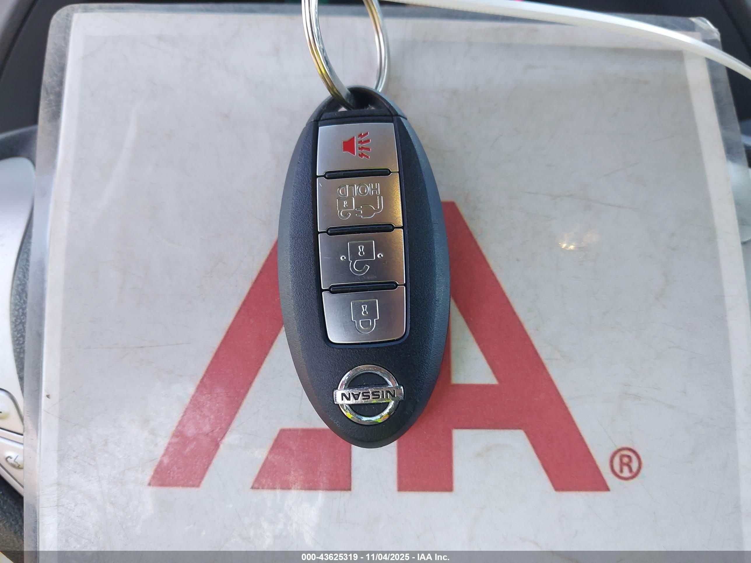 NISSAN LEAF image 11
