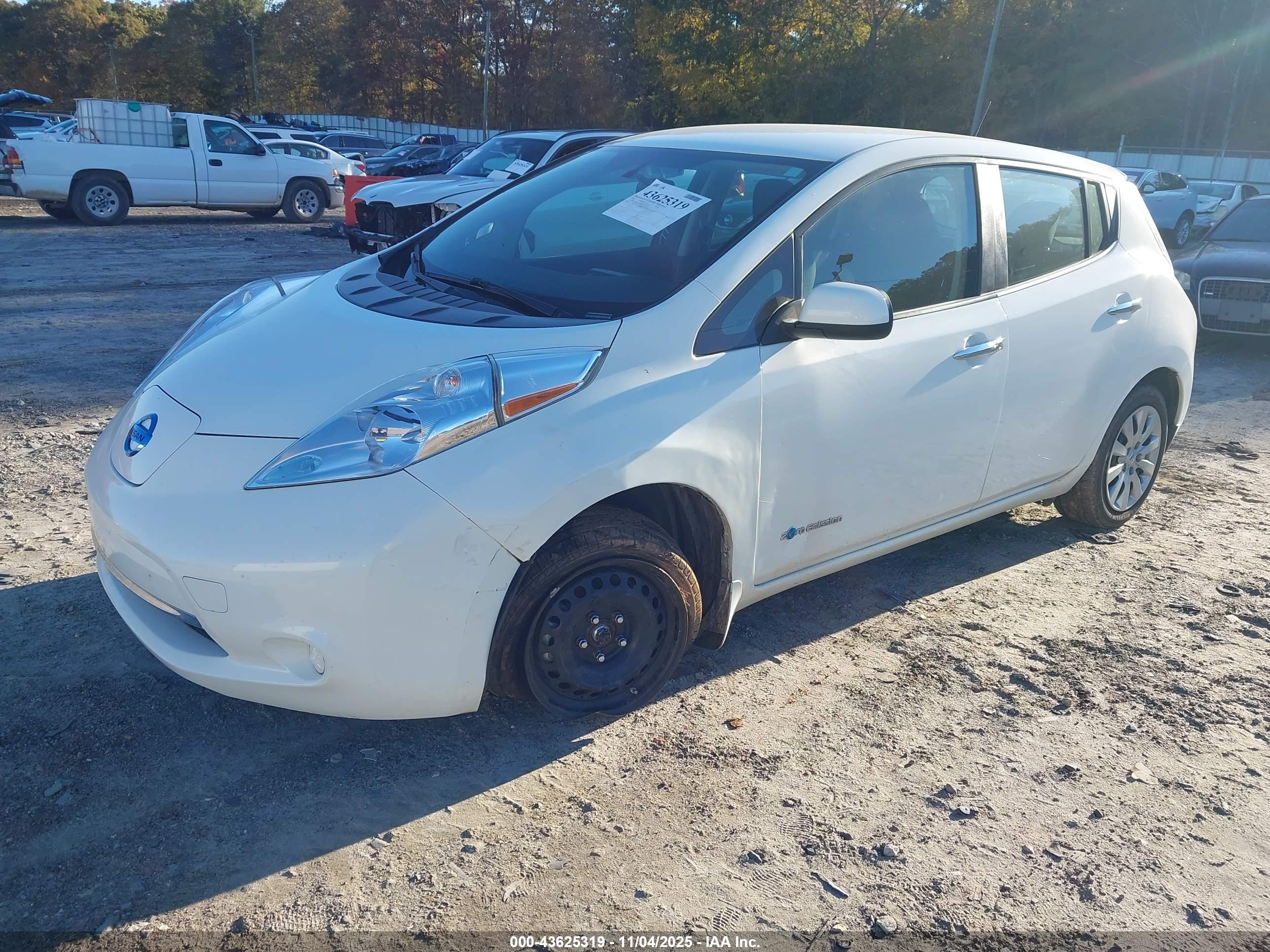 NISSAN LEAF image 2