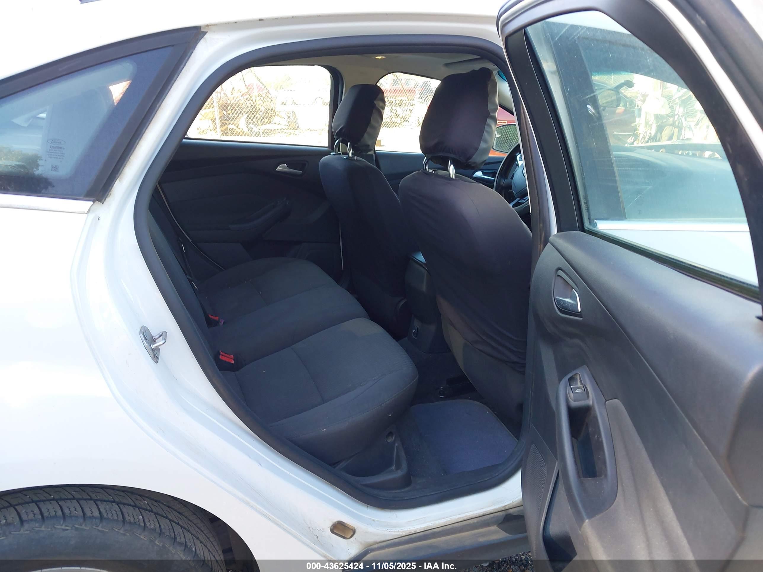 FORD FOCUS image 8