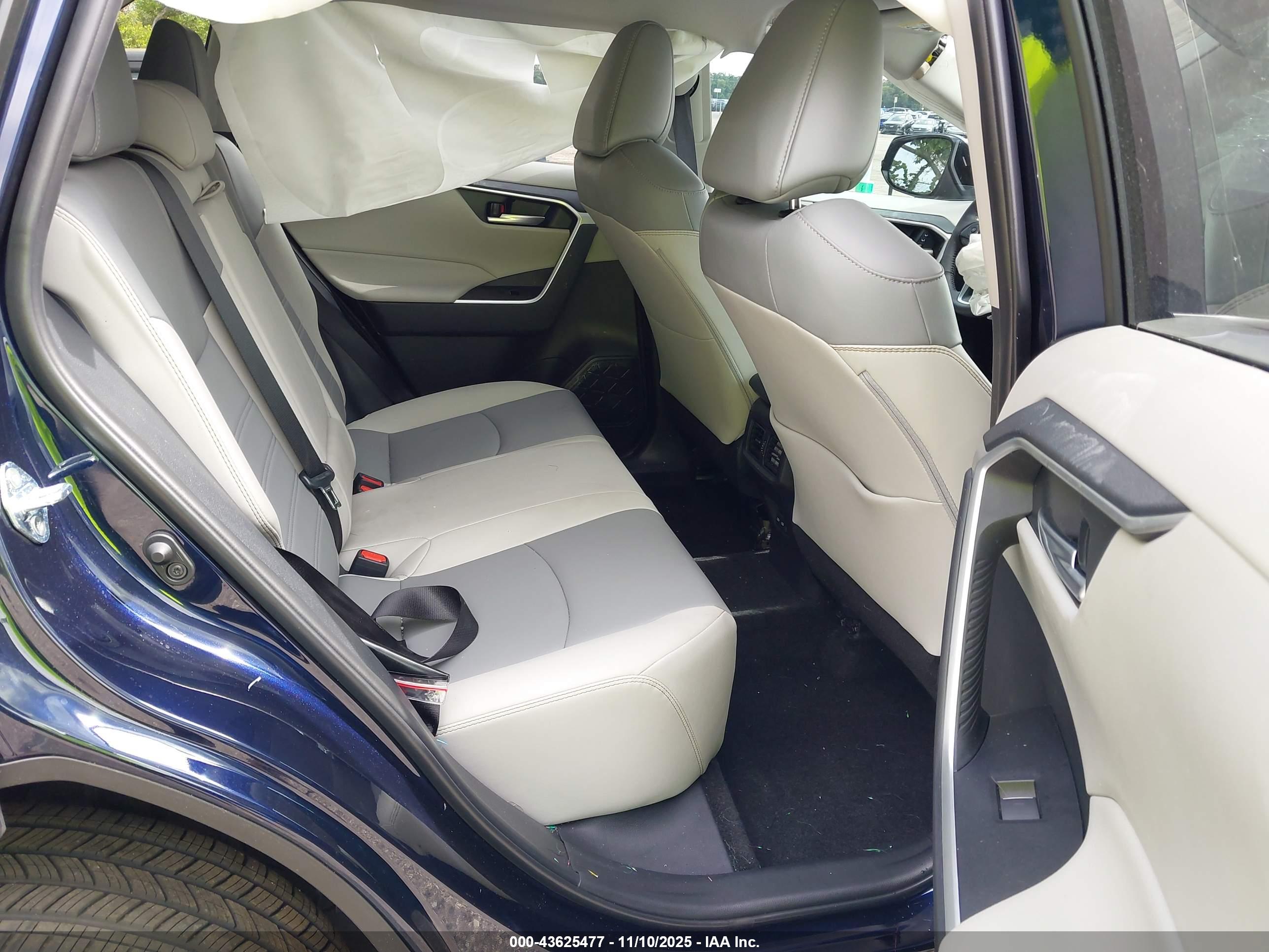 TOYOTA RAV4 image 8