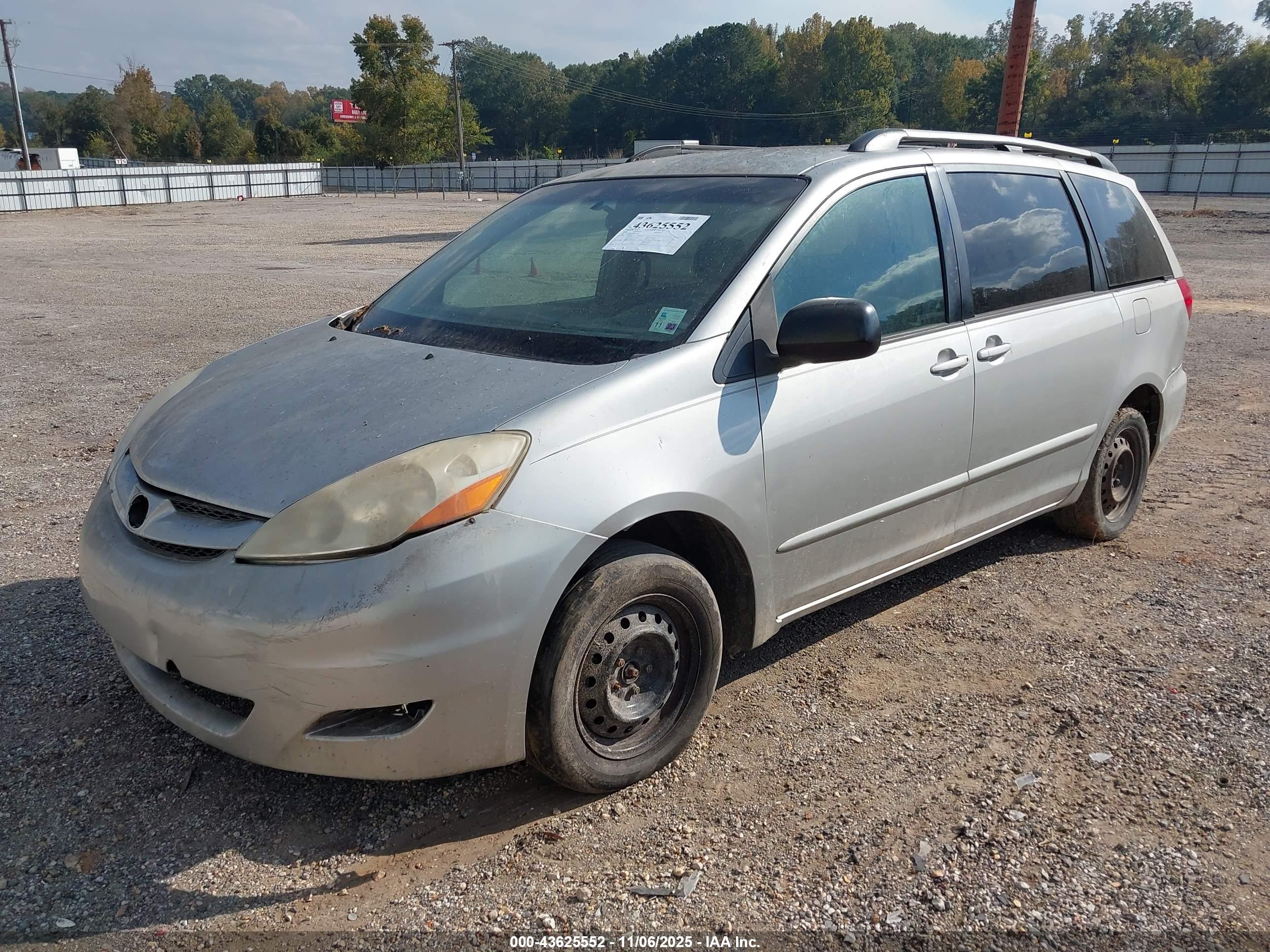 TOYOTA SIENNA image 2