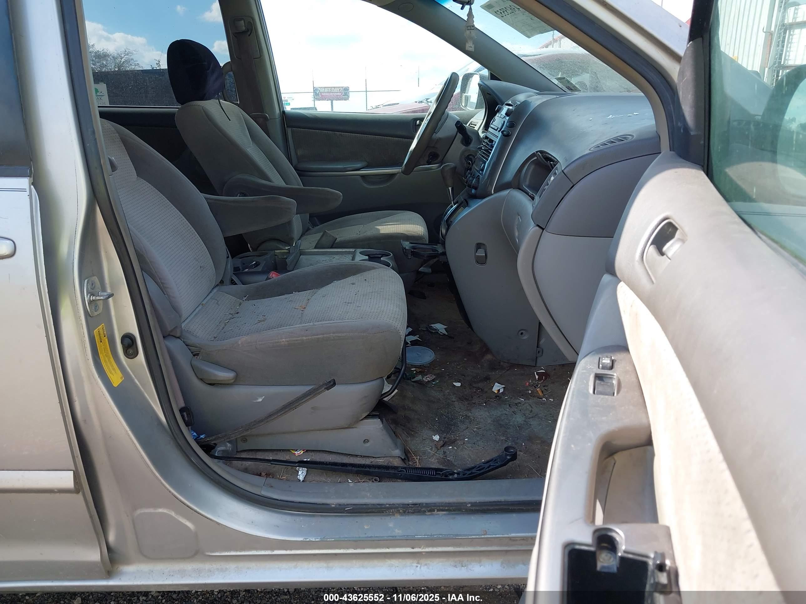 TOYOTA SIENNA image 5