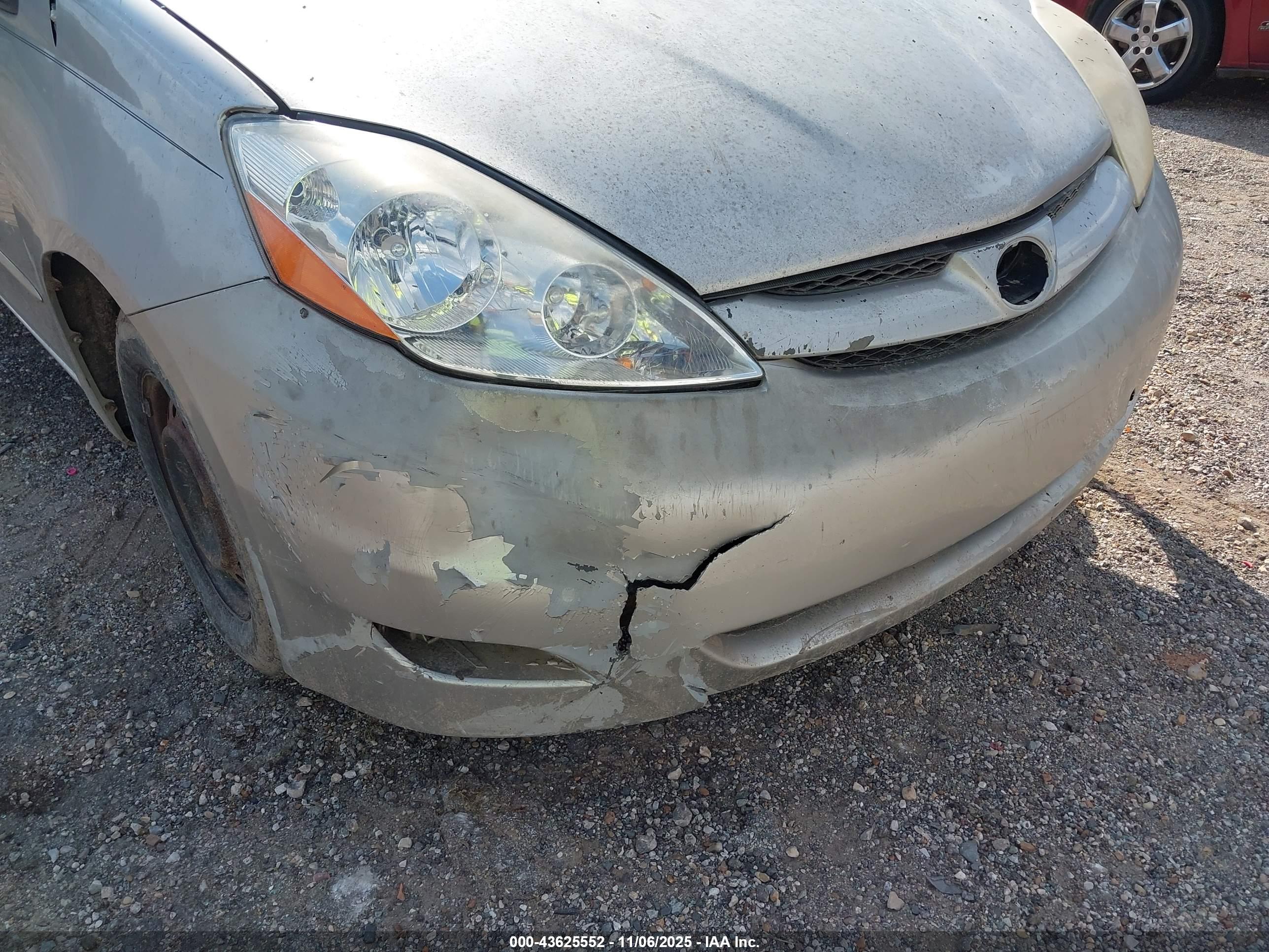 TOYOTA SIENNA image 6