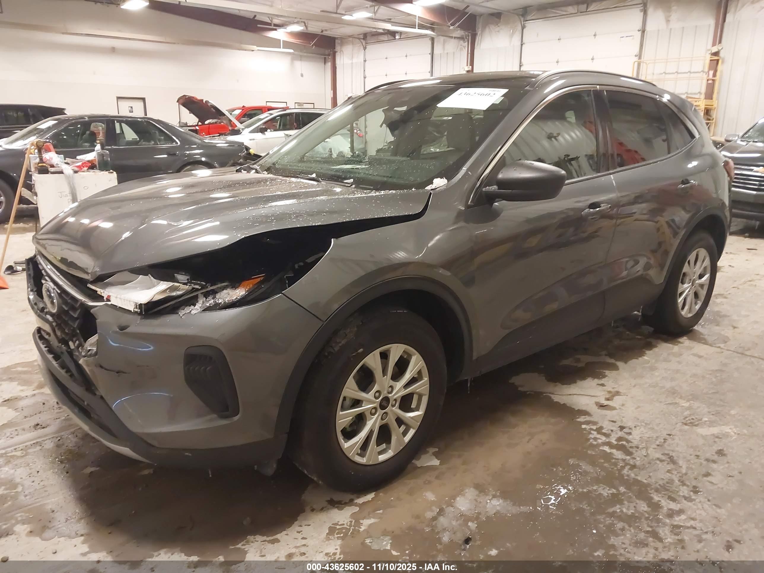 FORD ESCAPE image 2