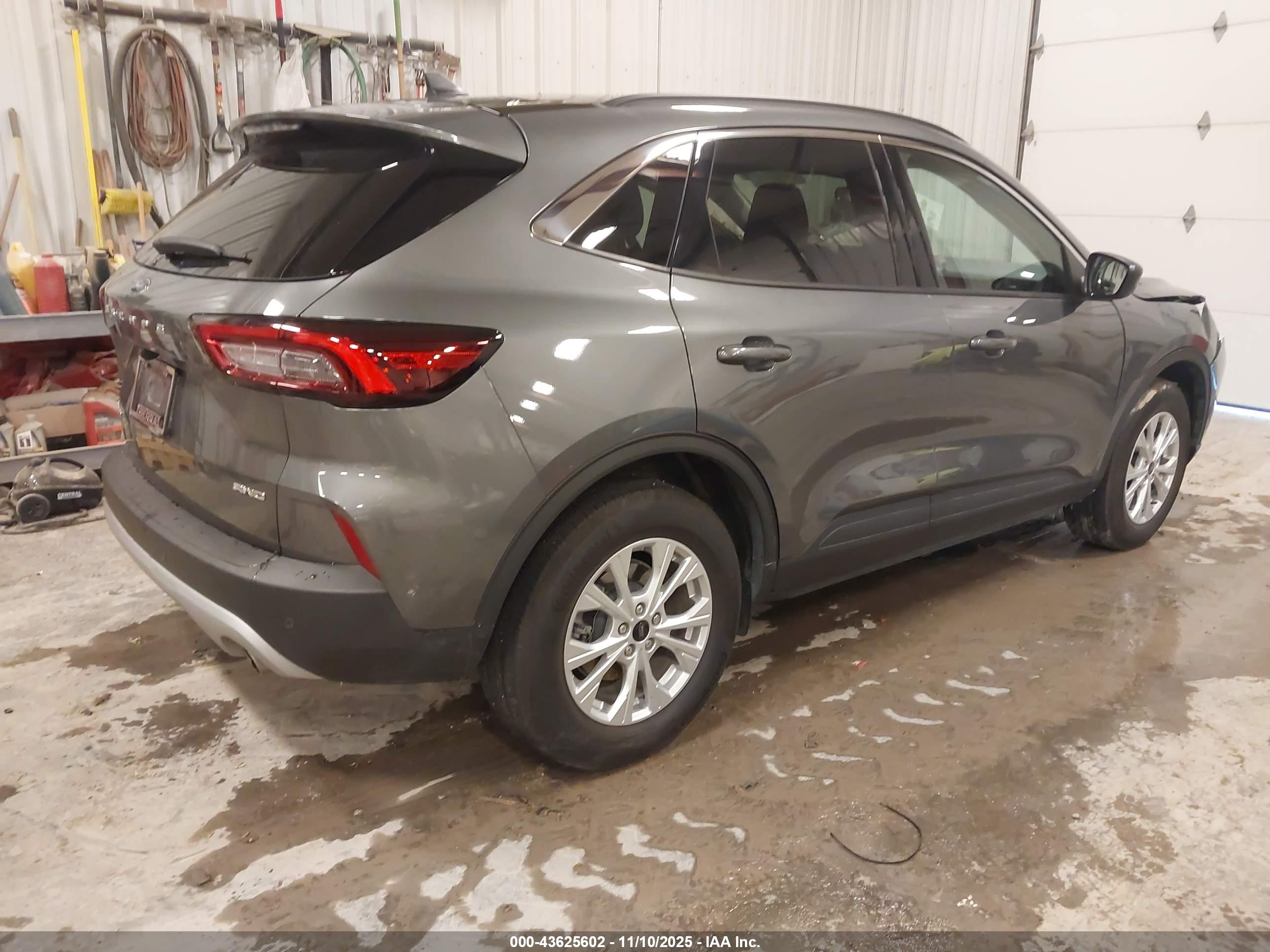 FORD ESCAPE image 4
