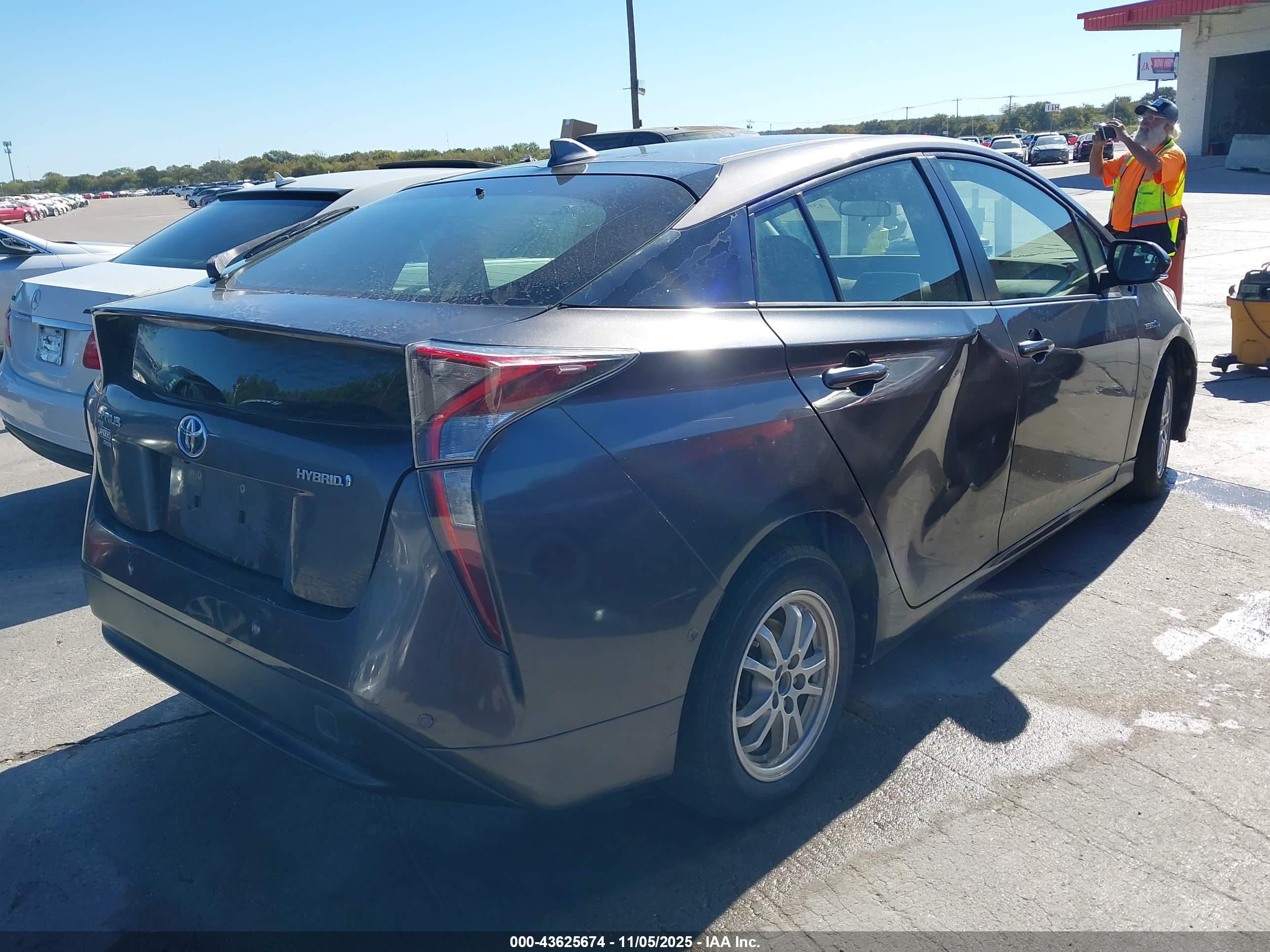 TOYOTA PRIUS image 4