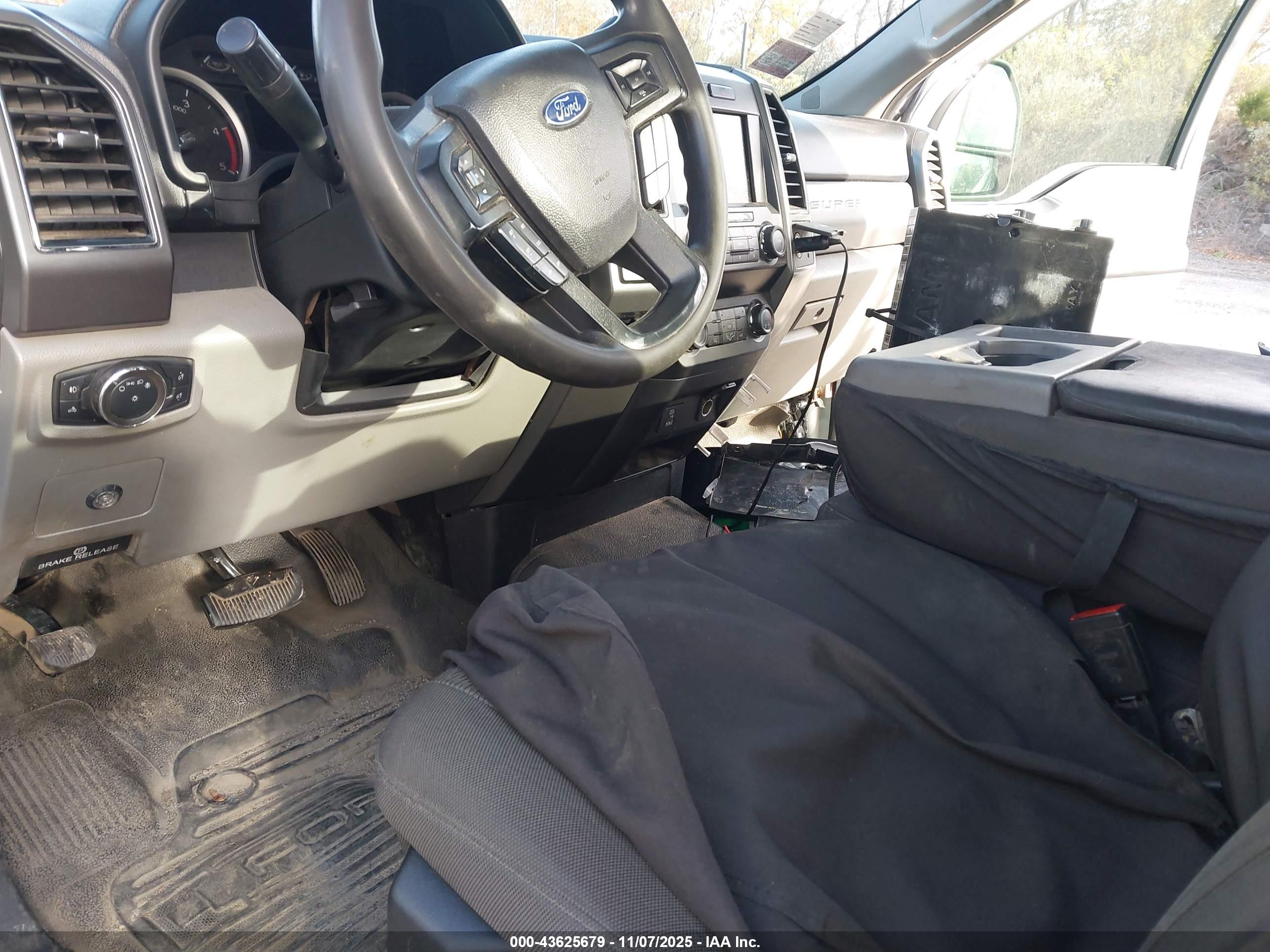 FORD F-550 image 8