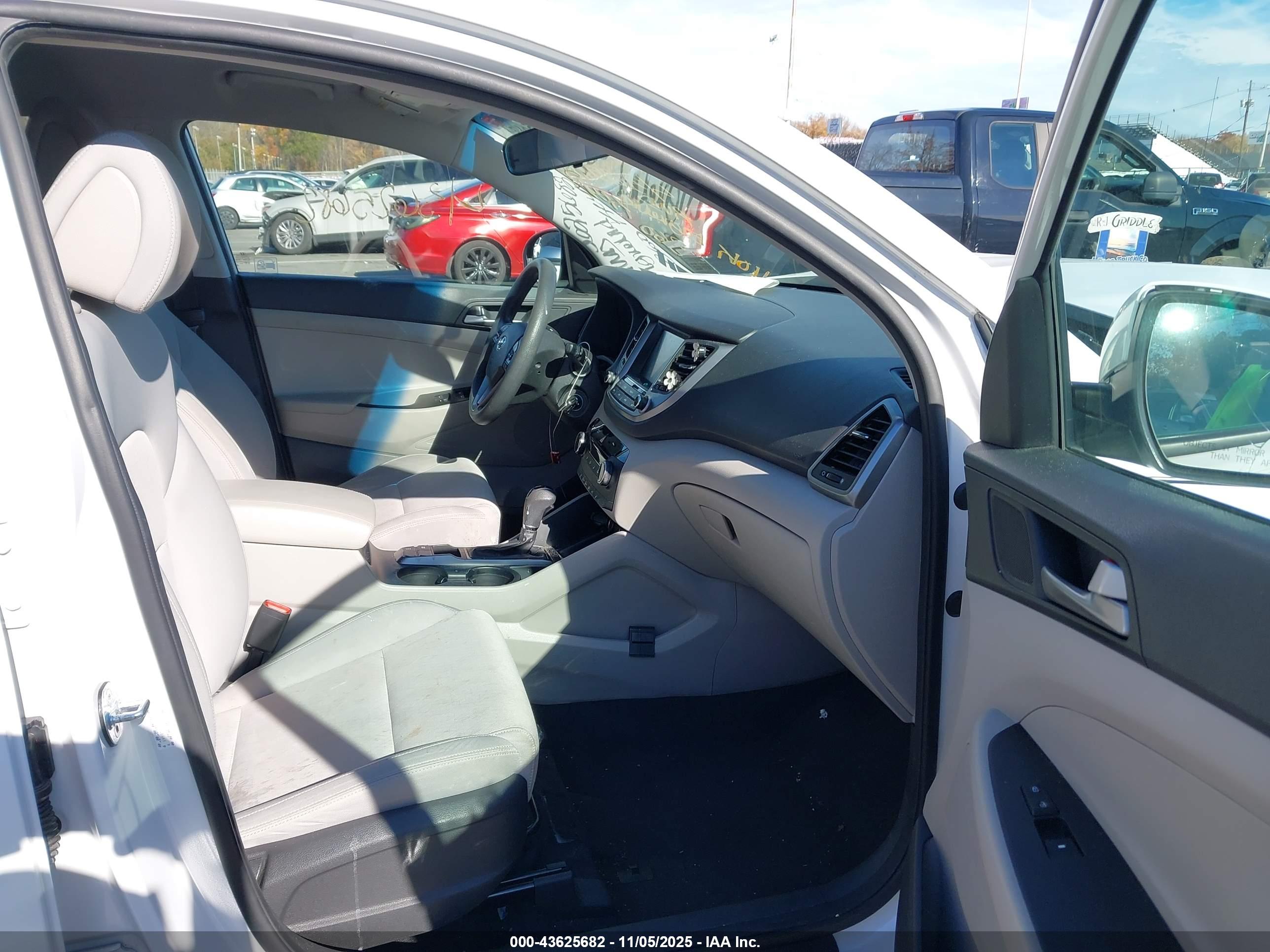 HYUNDAI TUCSON image 5