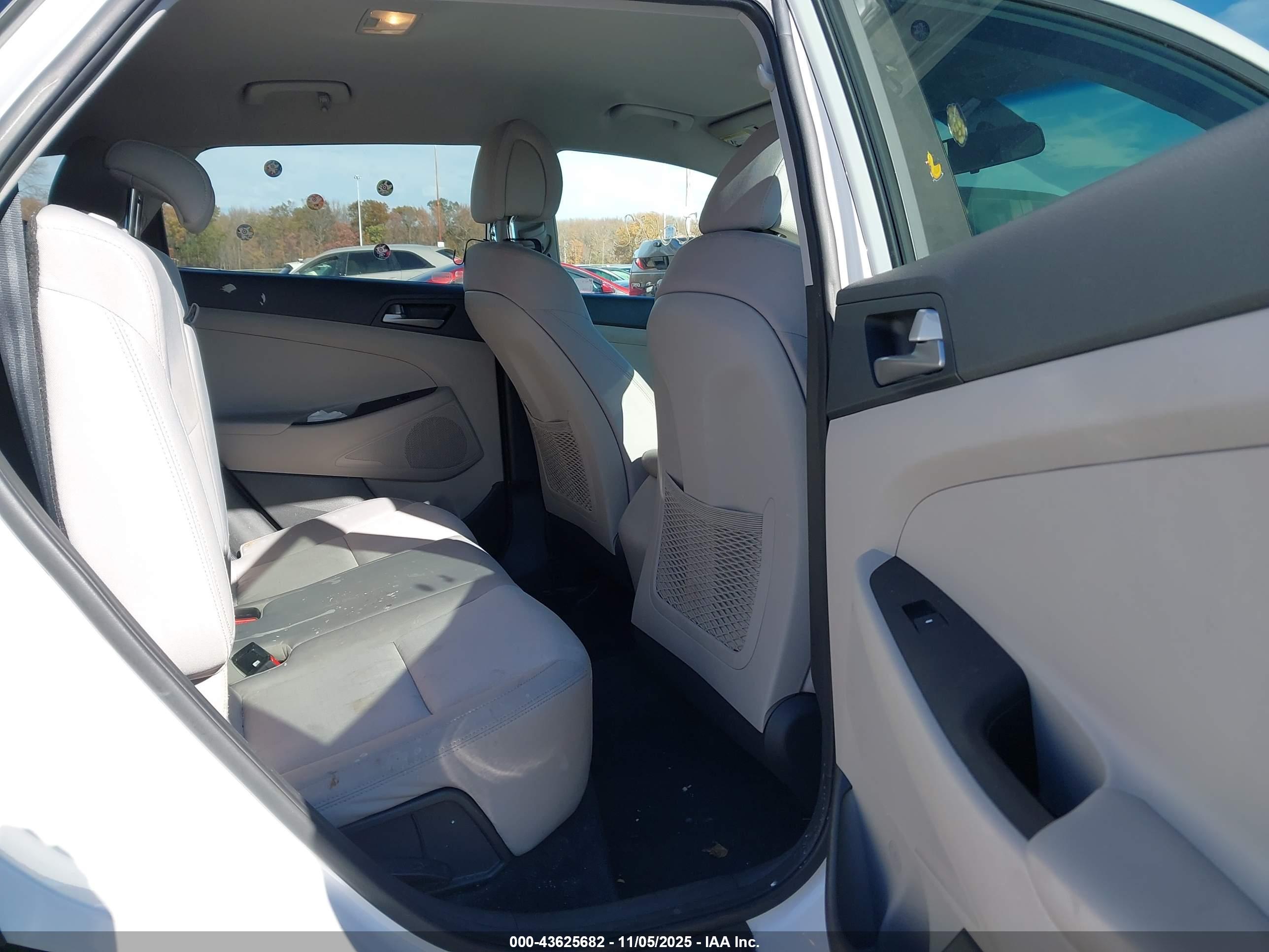HYUNDAI TUCSON image 8
