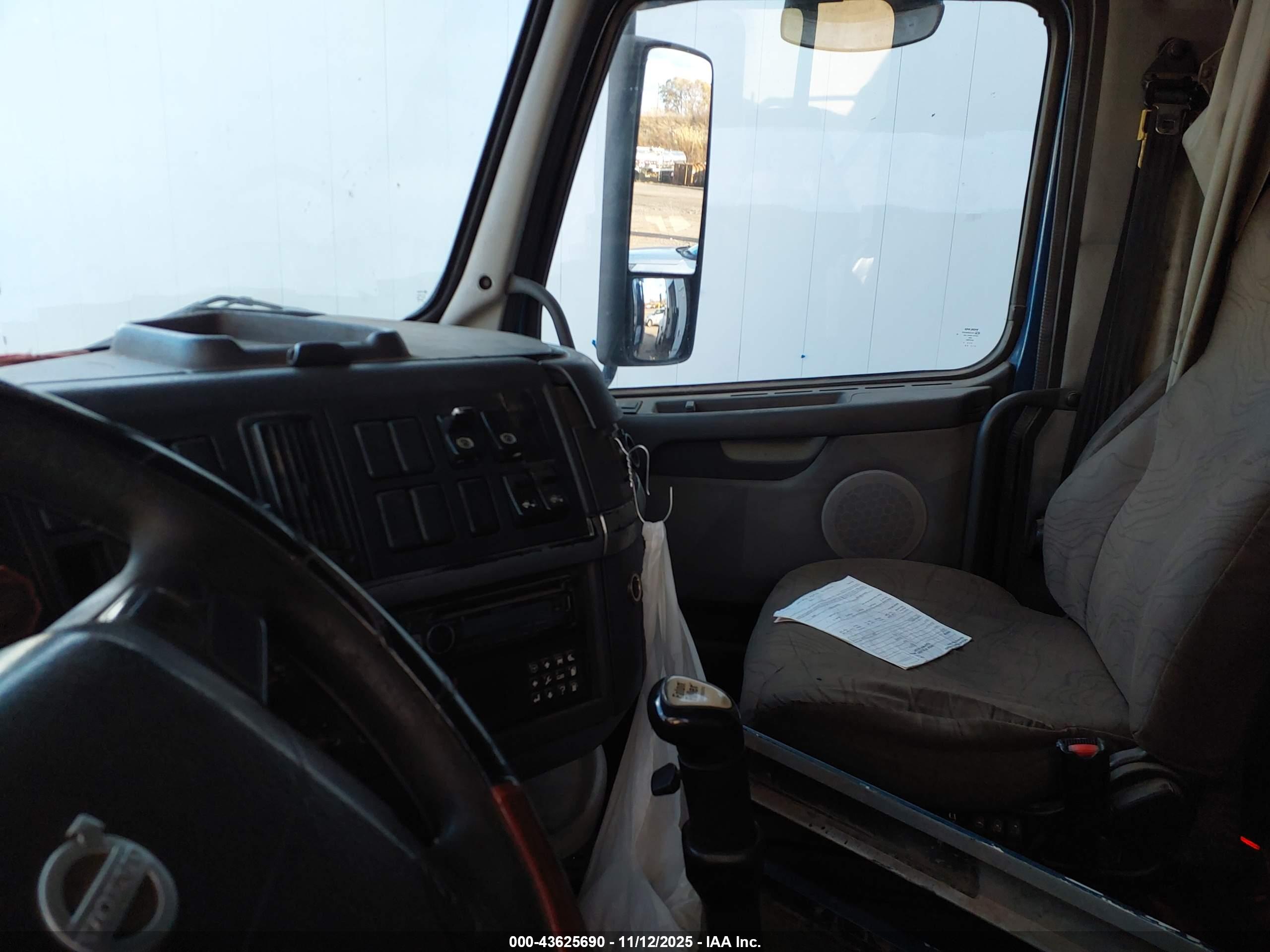 VOLVO VN image 7