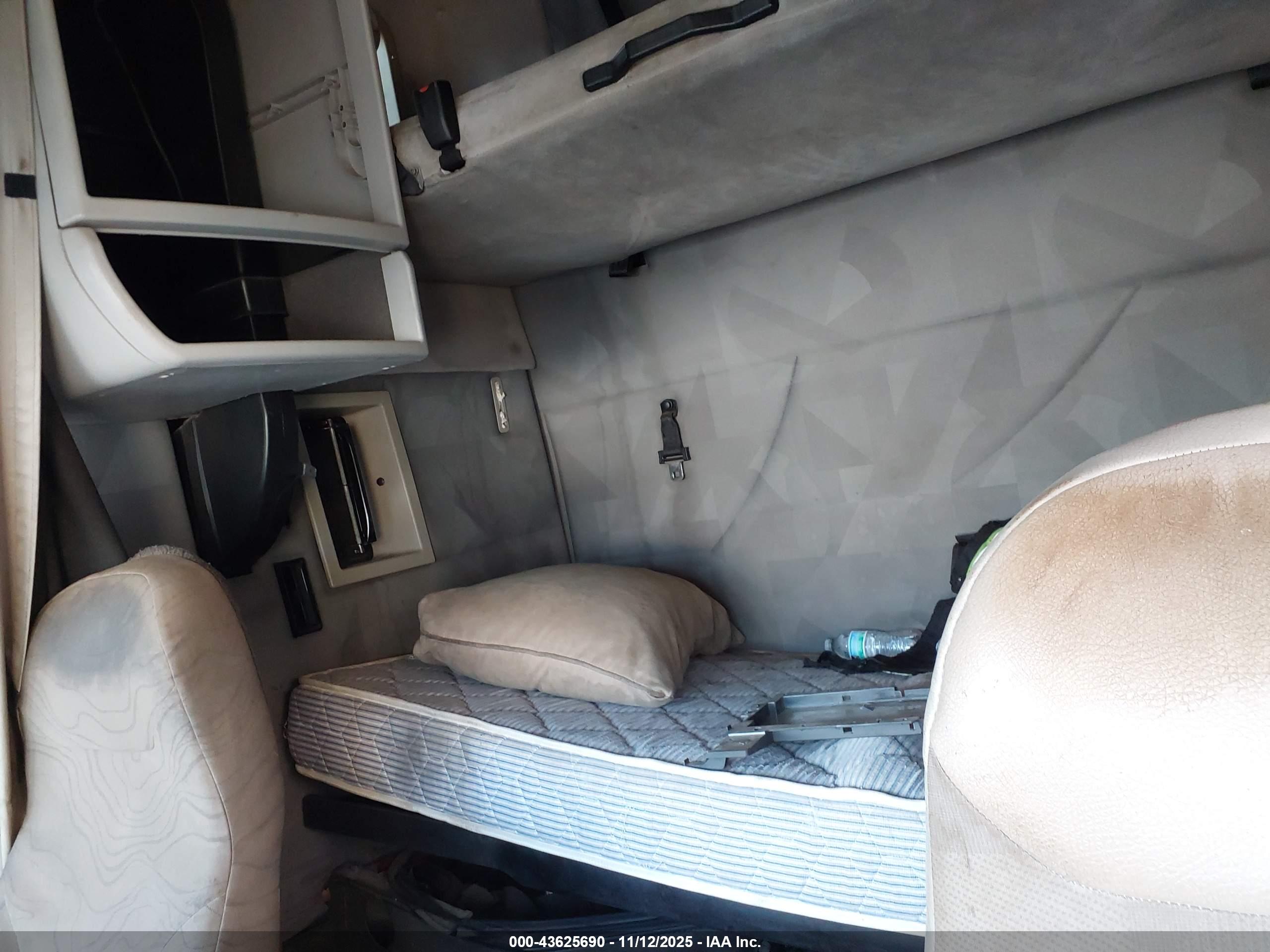 VOLVO VN image 8