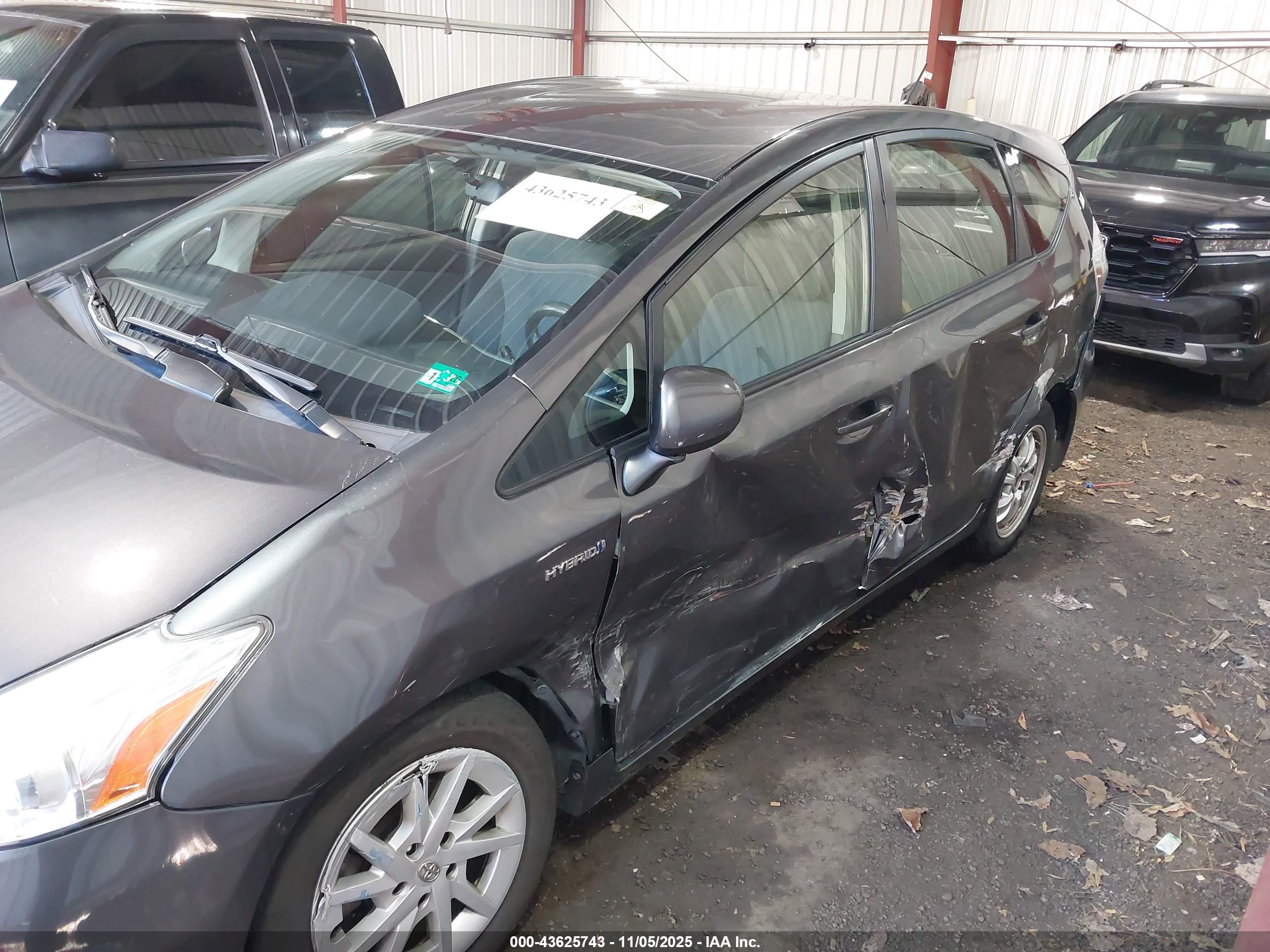 TOYOTA PRIUS image 6
