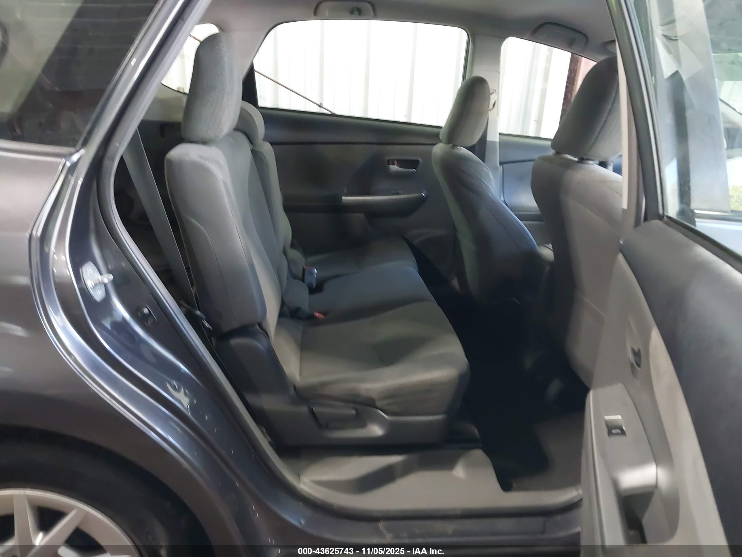 TOYOTA PRIUS image 8