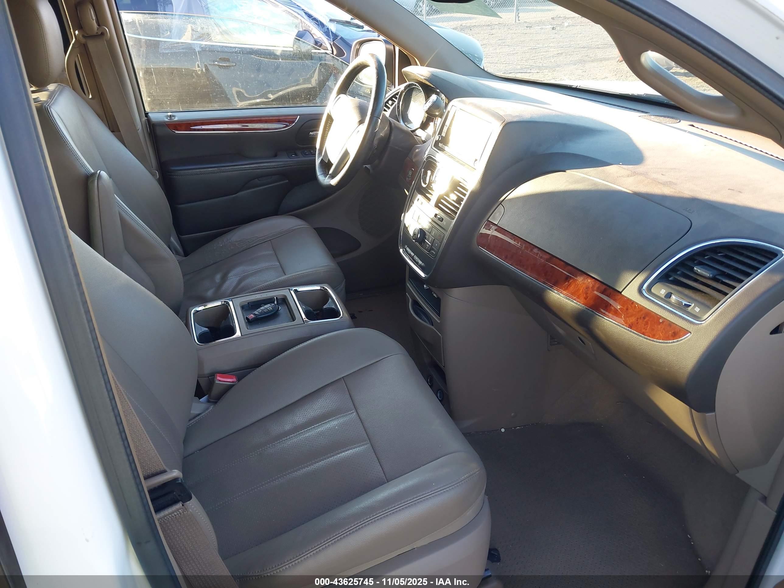 CHRYSLER TOWN image 5