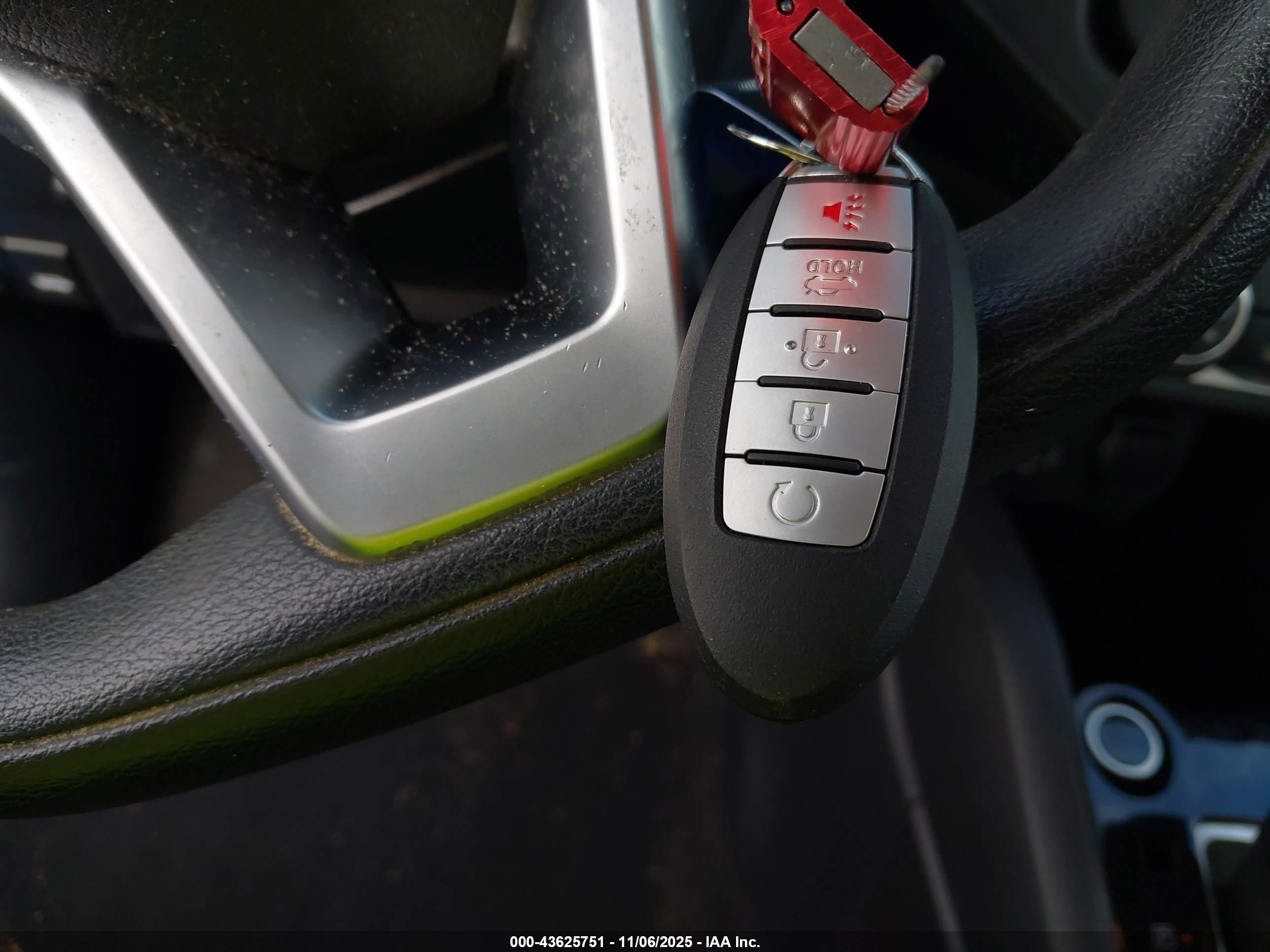 NISSAN VERSA image 11