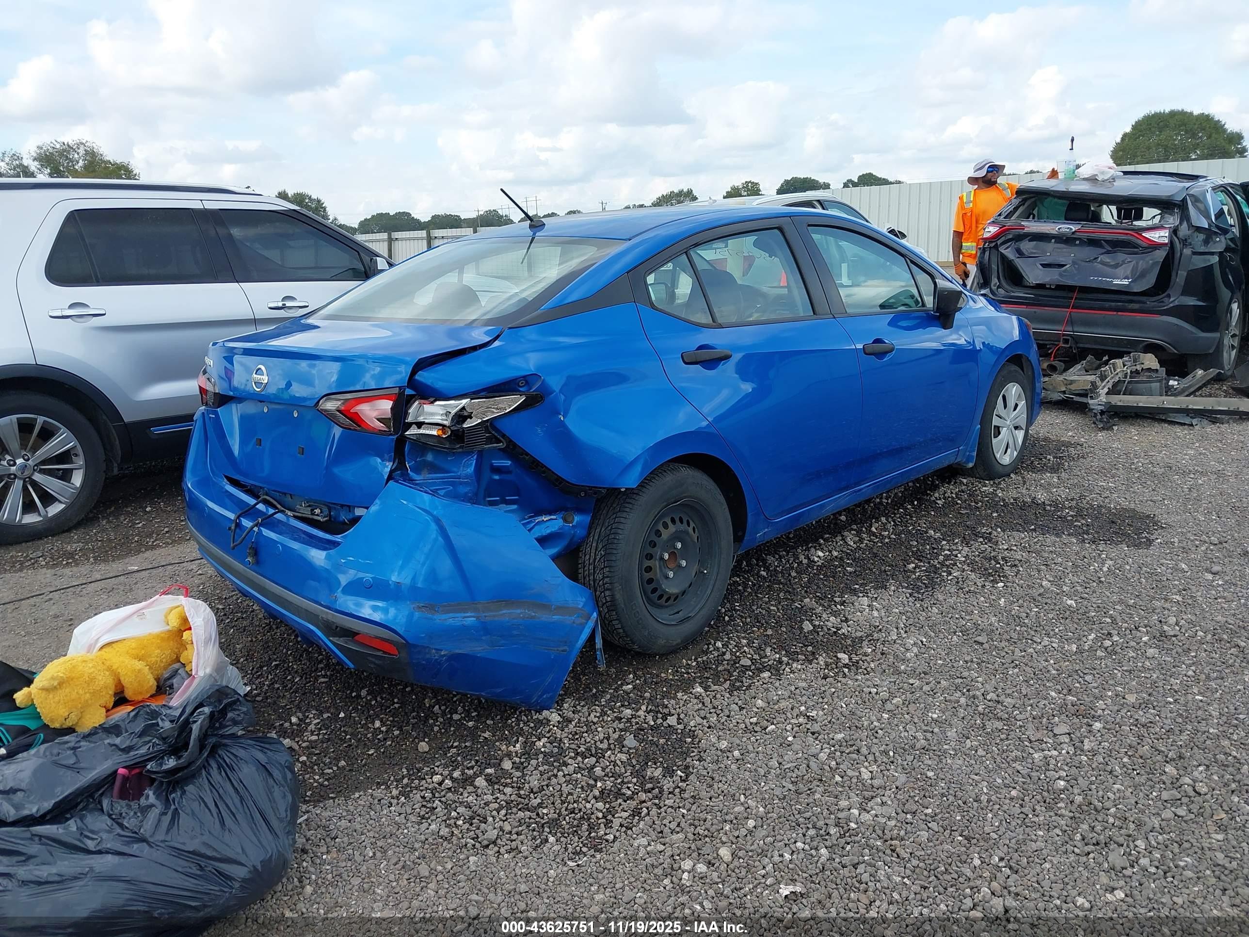 NISSAN VERSA image 4