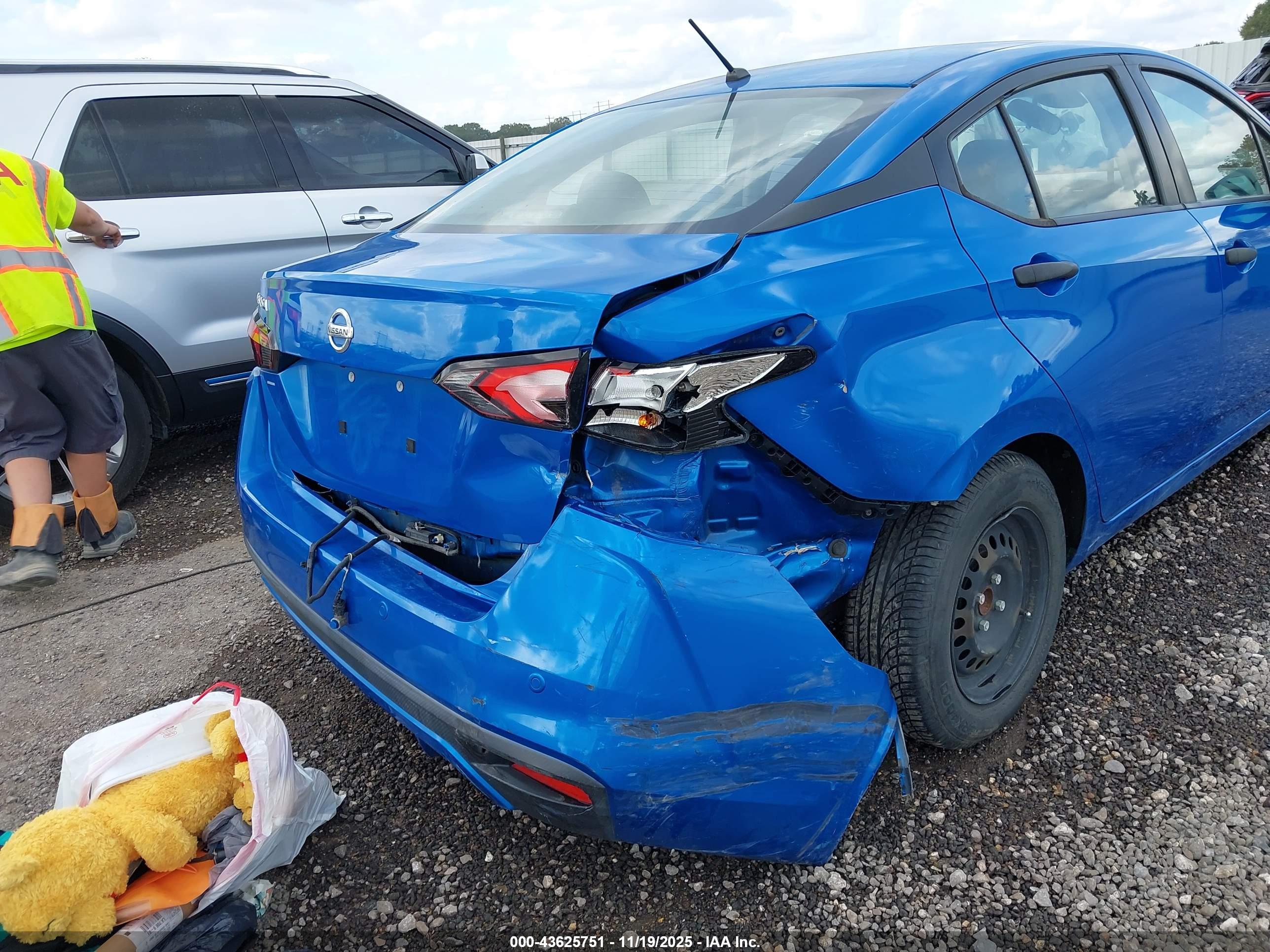 NISSAN VERSA image 6