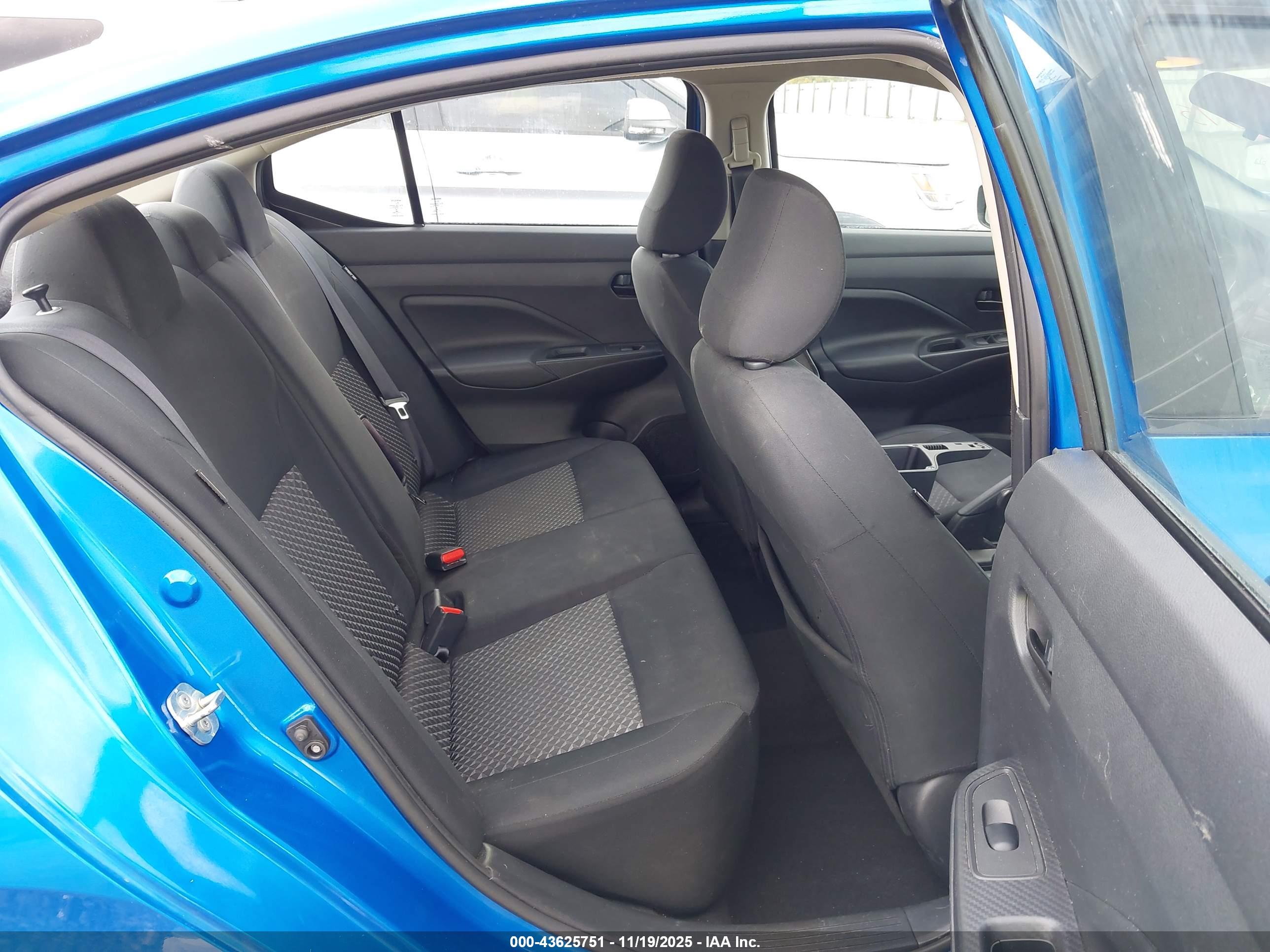 NISSAN VERSA image 8