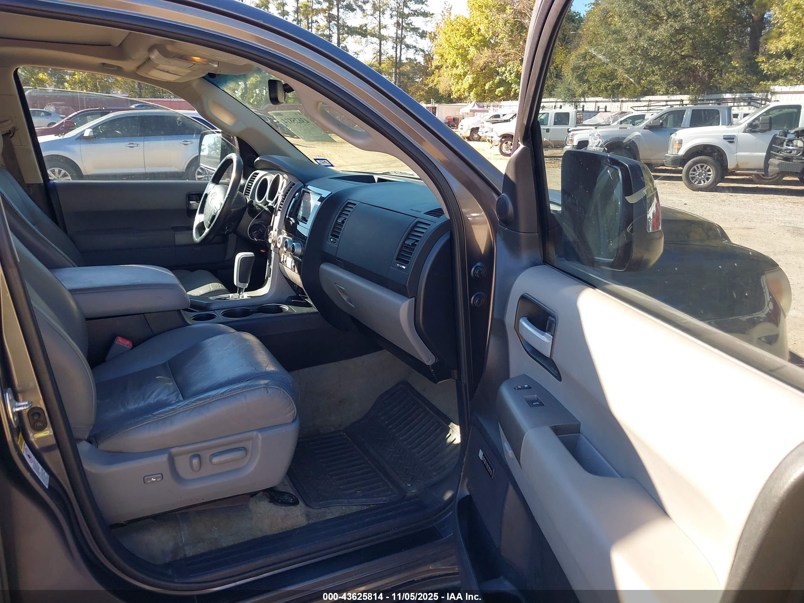 TOYOTA SEQUOIA image 5
