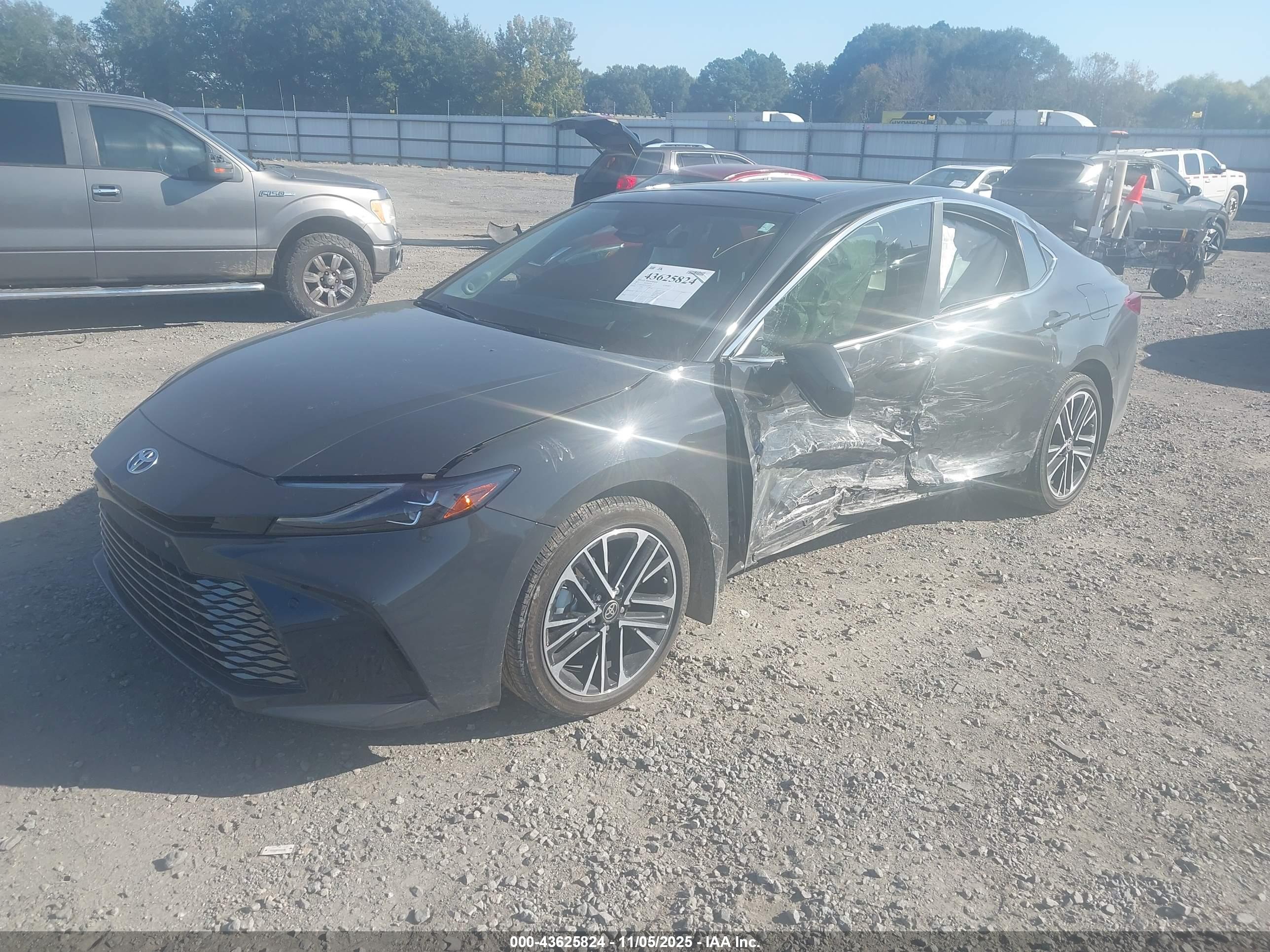 TOYOTA CAMRY image 2